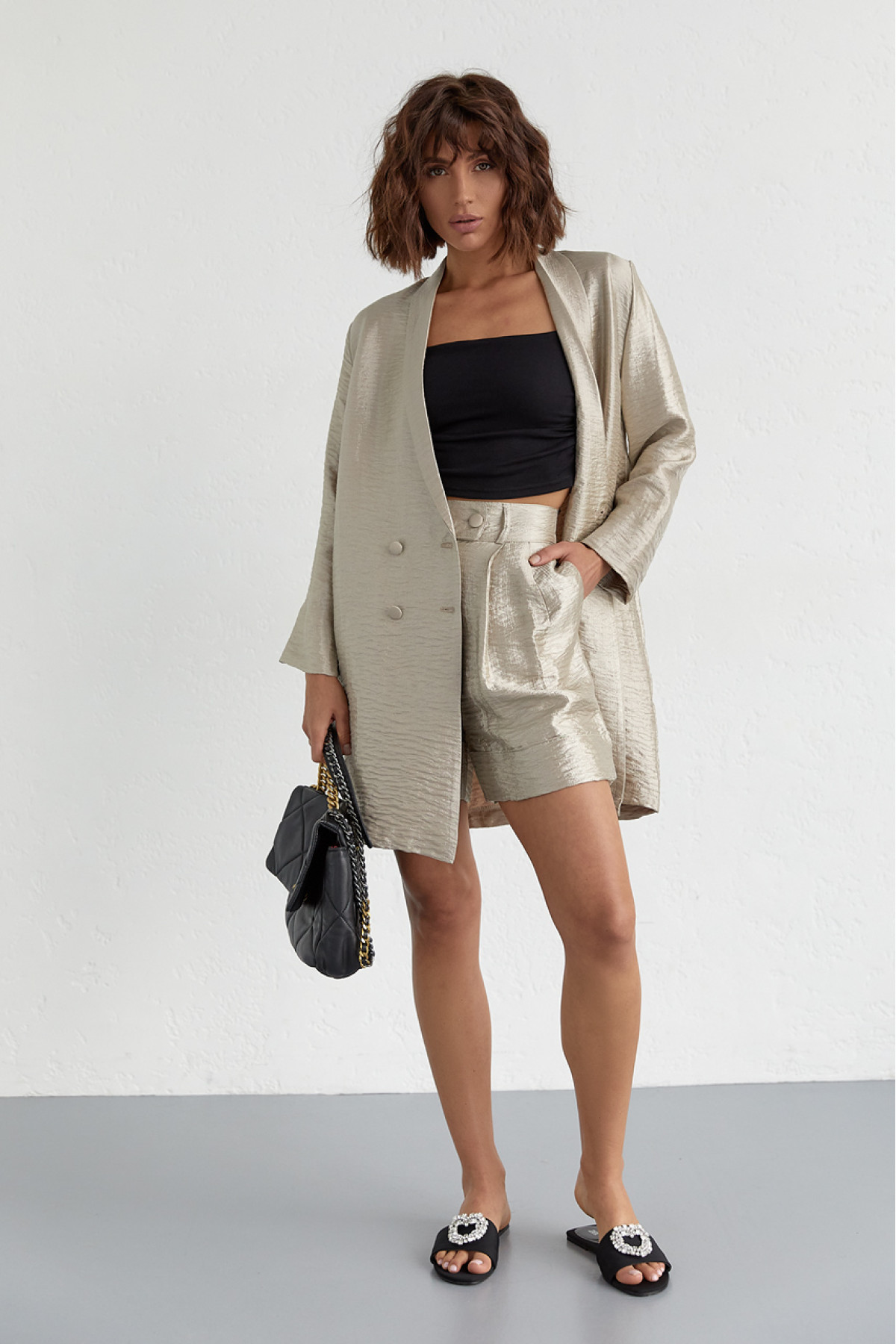 Жіночий костюм з подовженим піджаком та шортами  бежевий колір