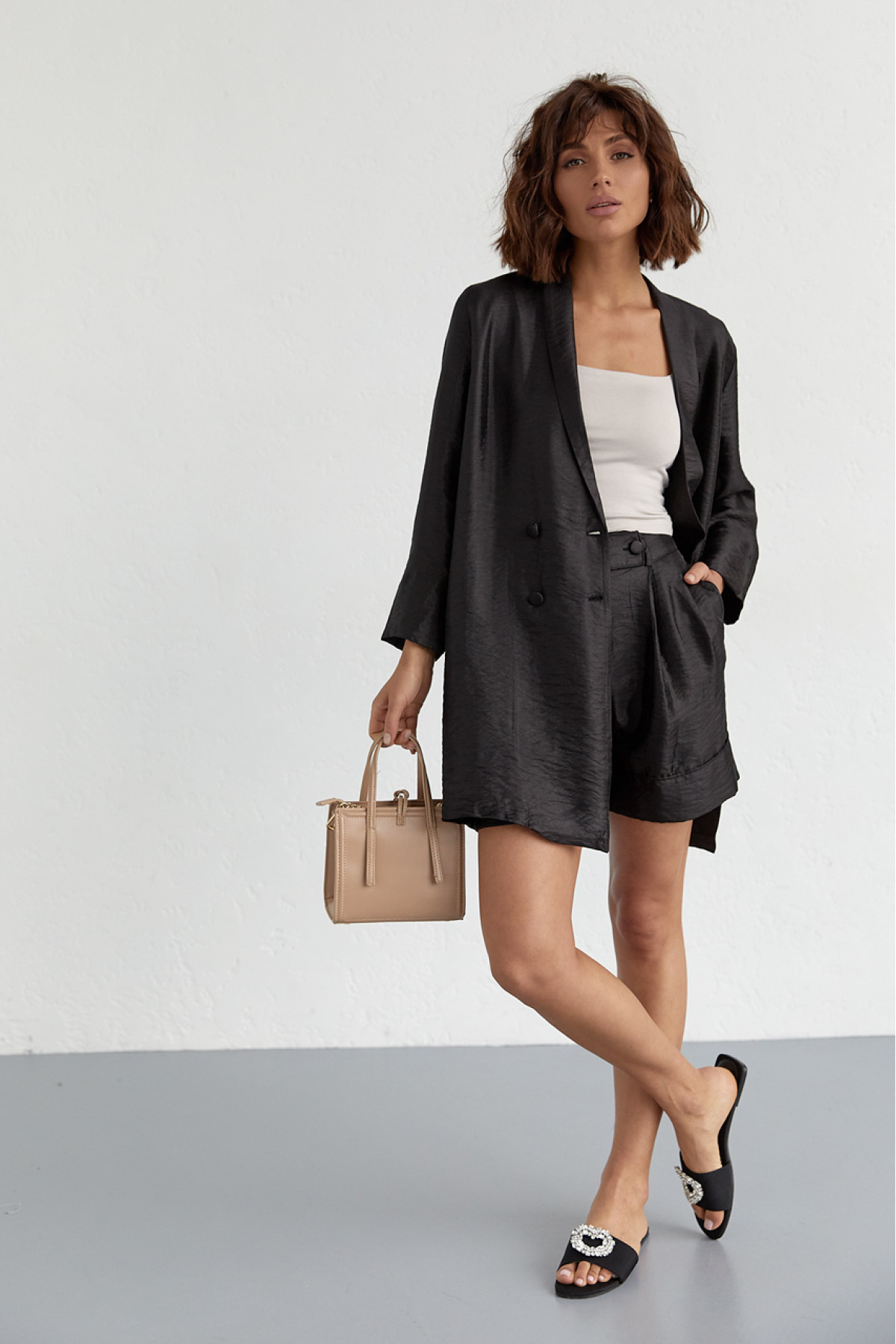 Жіночий костюм з подовженим піджаком та шортами  чорний колір