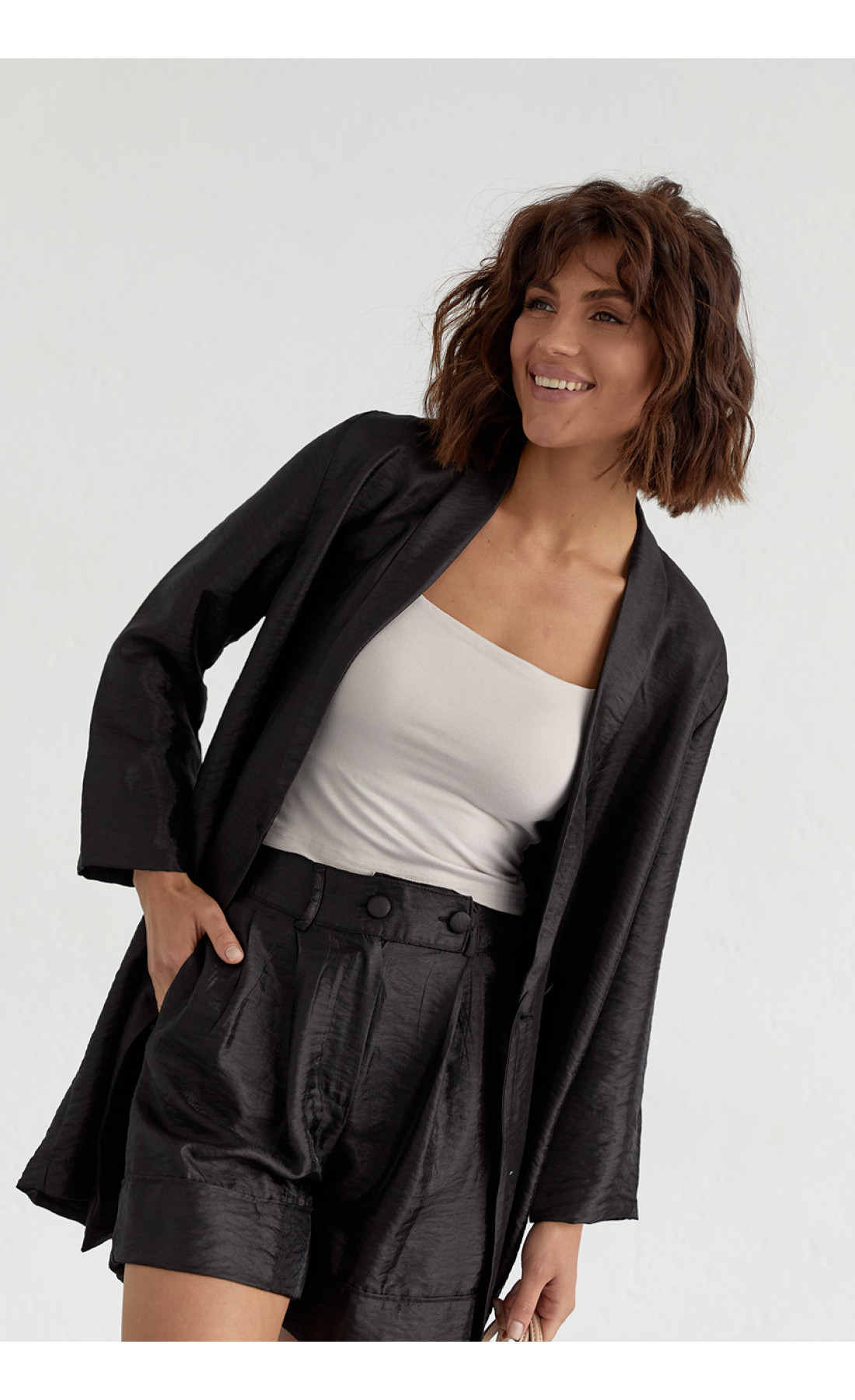 Жіночий костюм з подовженим піджаком та шортами  чорний колір