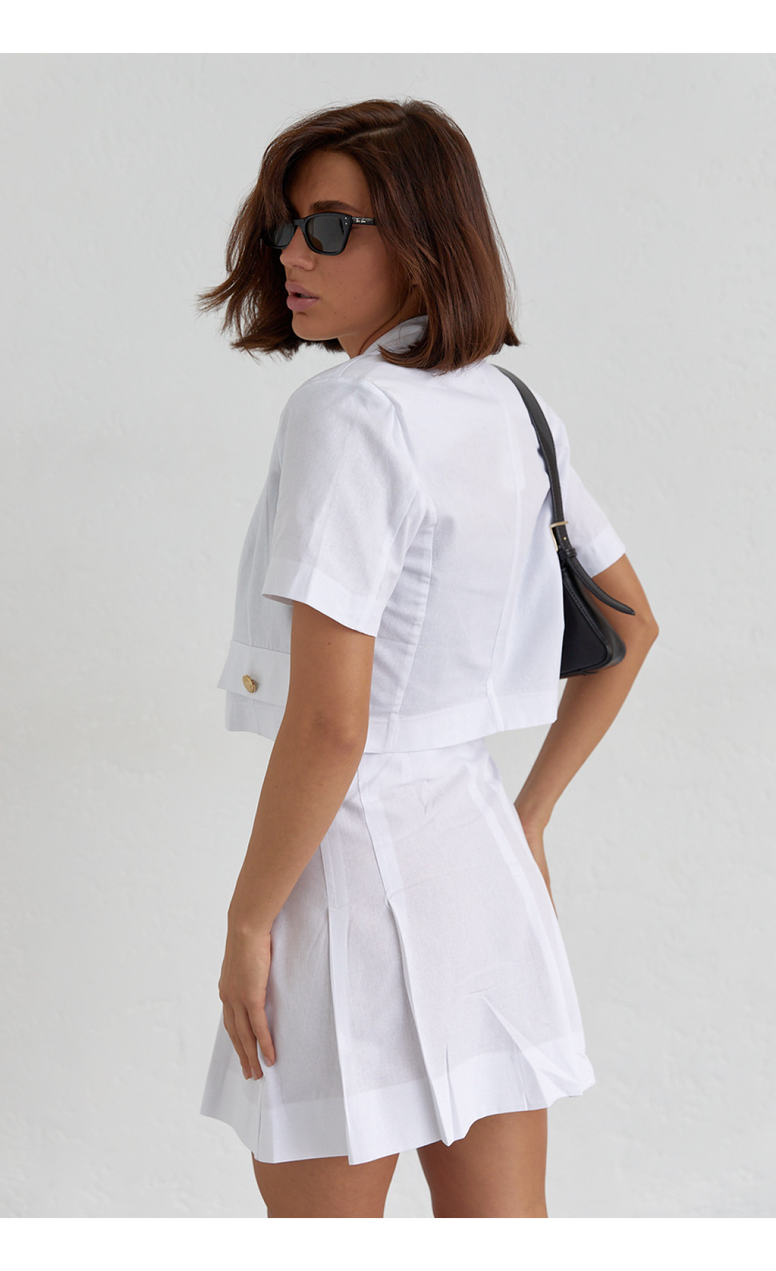 Костюм зі спідницею плісе і коротким жакетом  білий колір