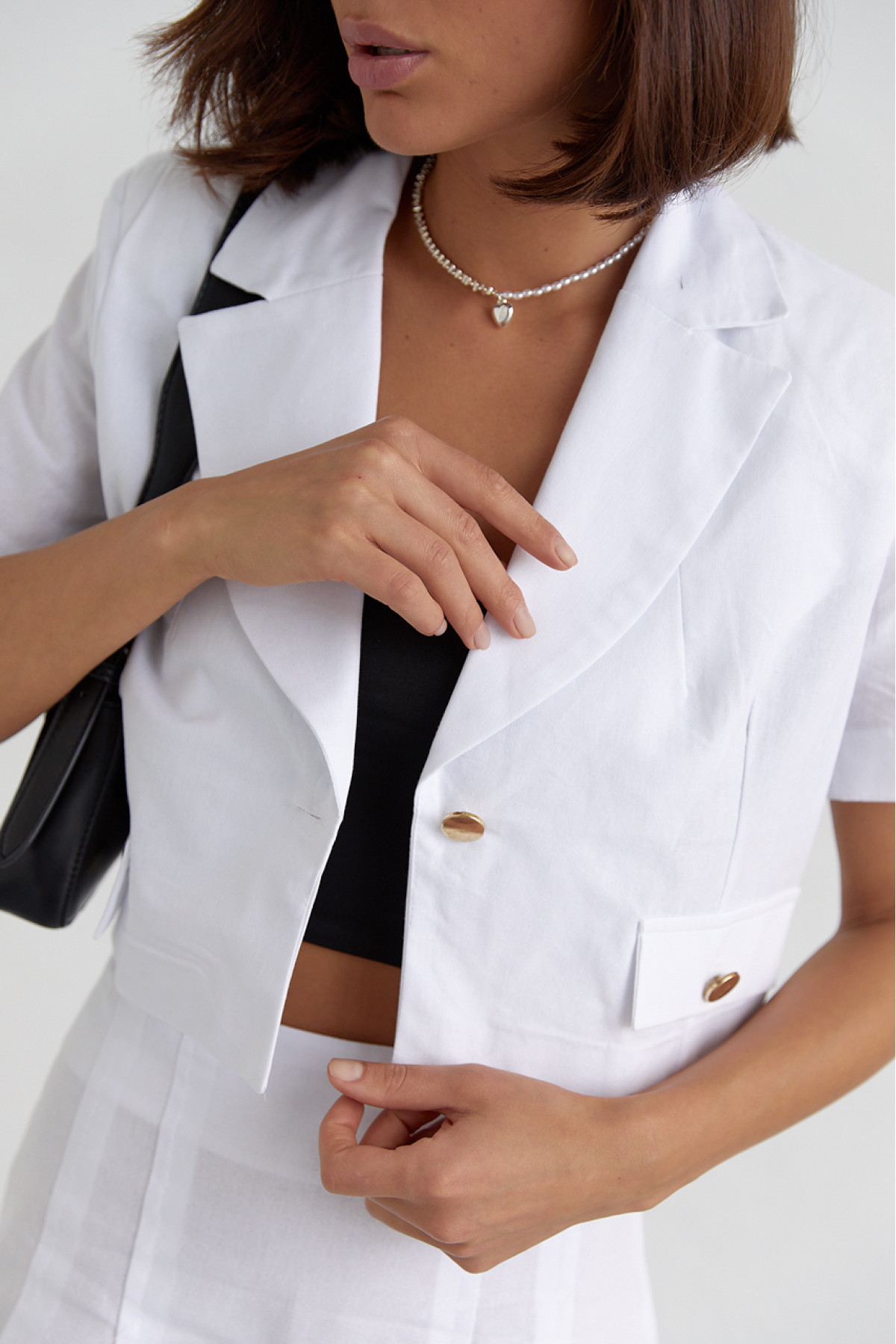 Костюм зі спідницею плісе і коротким жакетом  білий колір