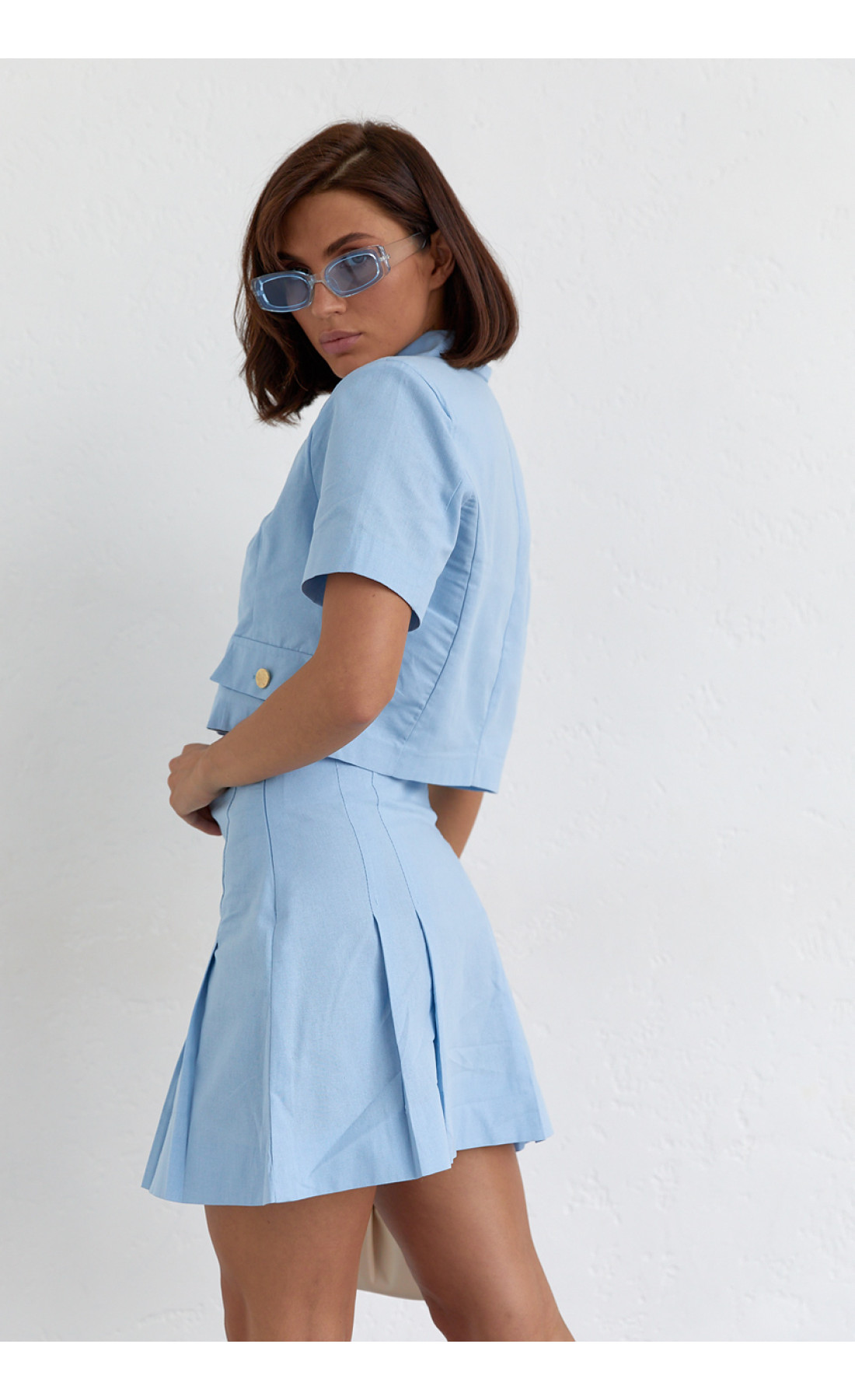 Костюм зі спідницею плісе і коротким жакетом  блакитний колір