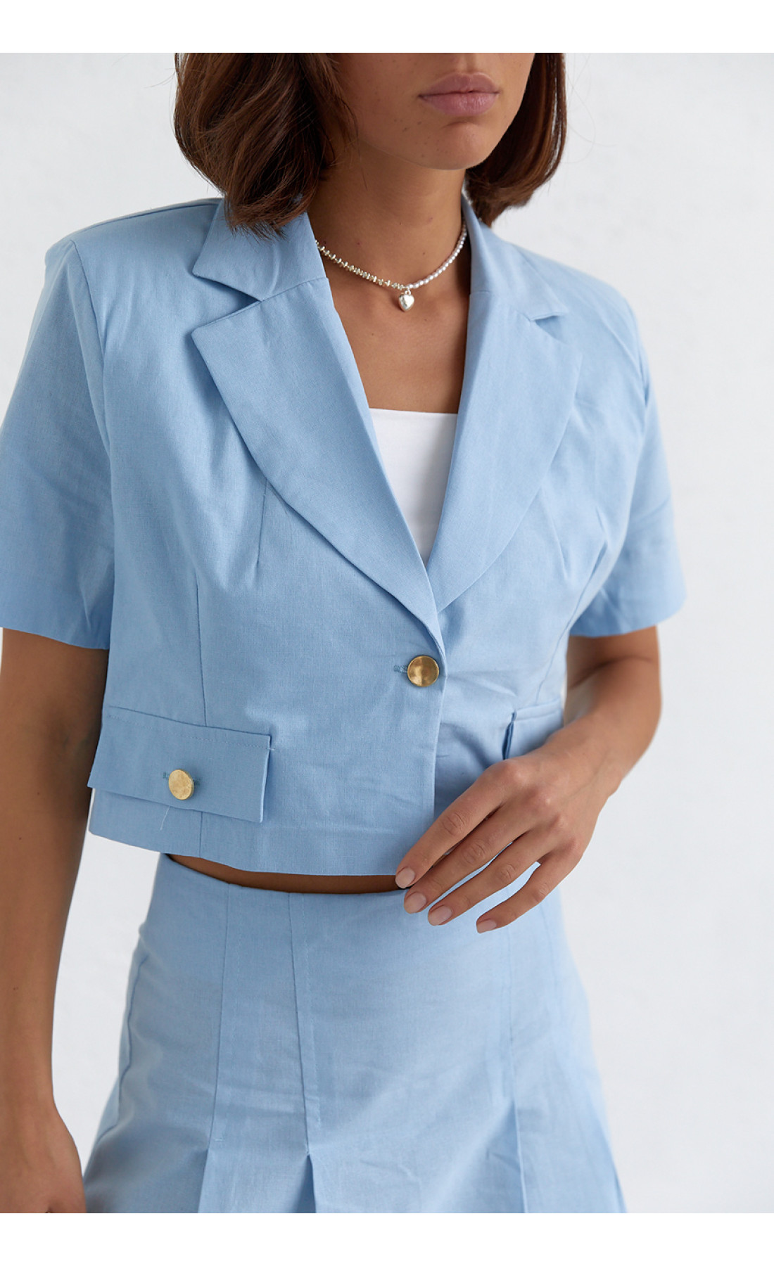 Костюм зі спідницею плісе і коротким жакетом  блакитний колір