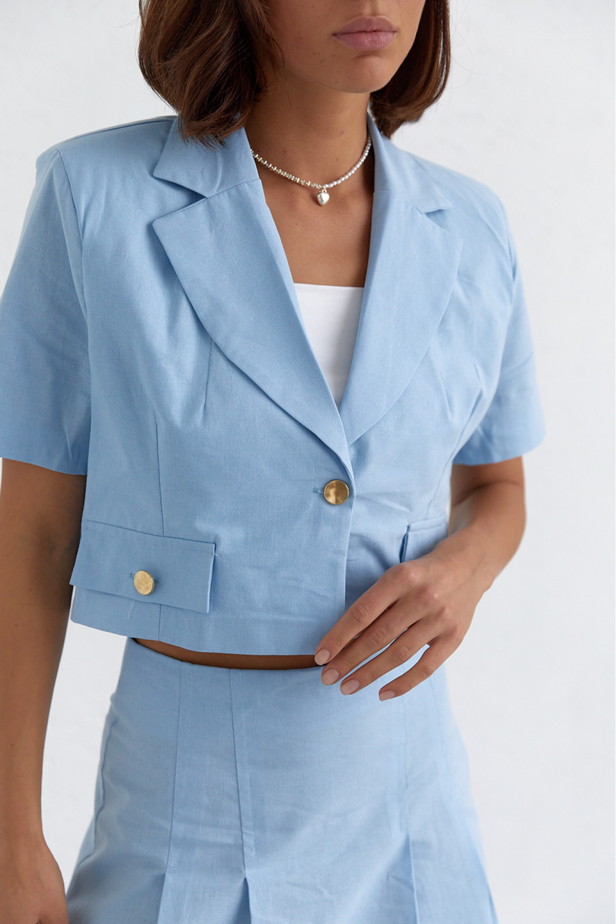 Костюм зі спідницею плісе і коротким жакетом  блакитний колір