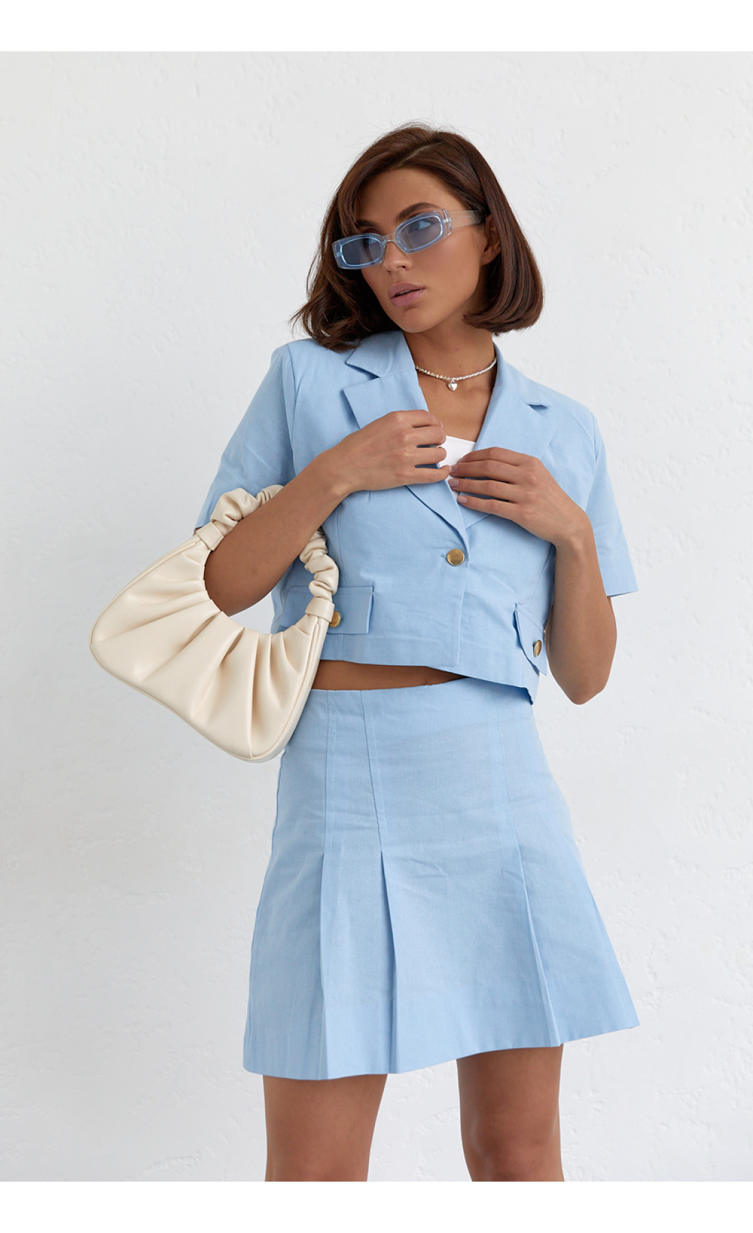 Костюм зі спідницею плісе і коротким жакетом  блакитний колір