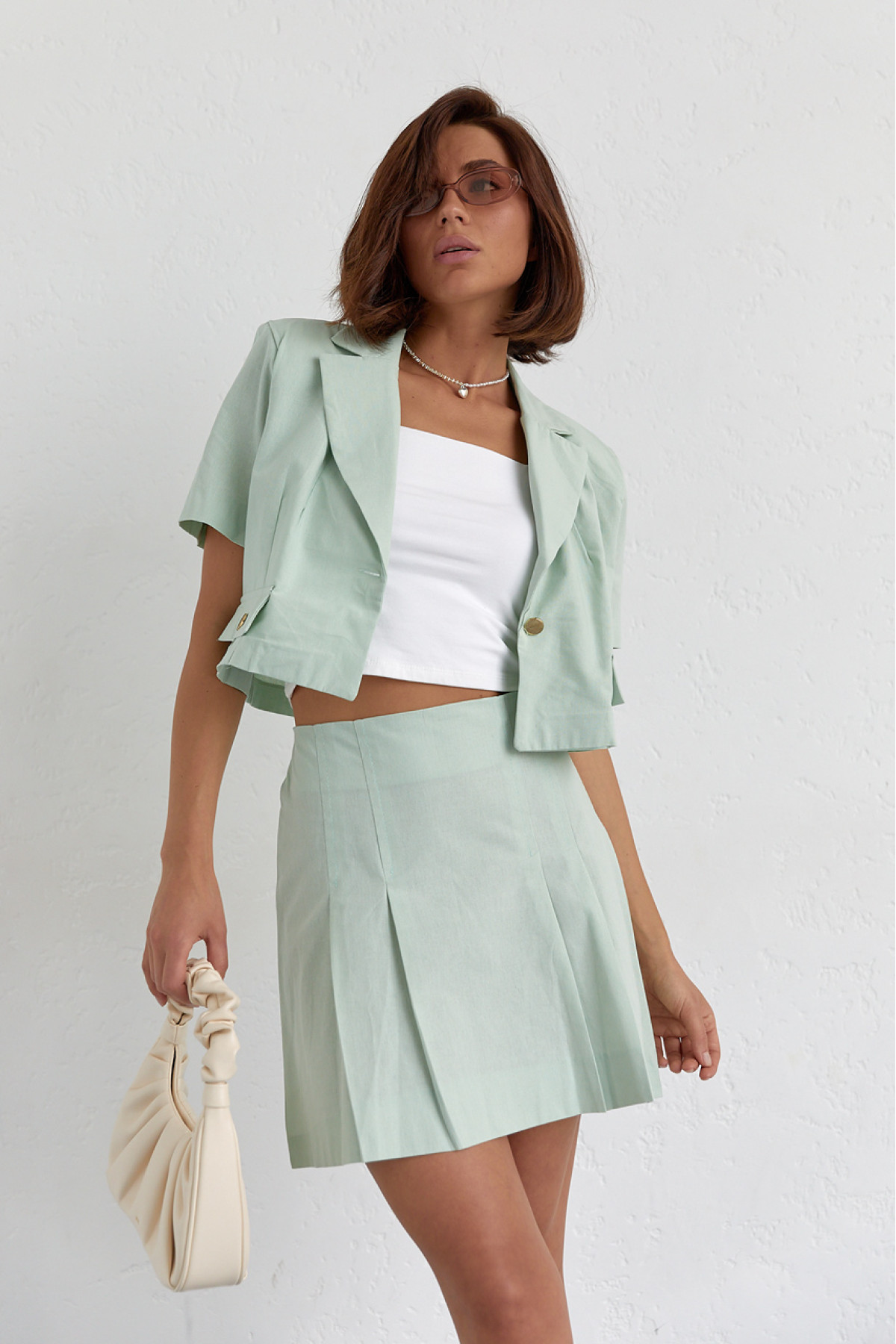 Костюм зі спідницею плісе і коротким жакетом  м'ятний колір