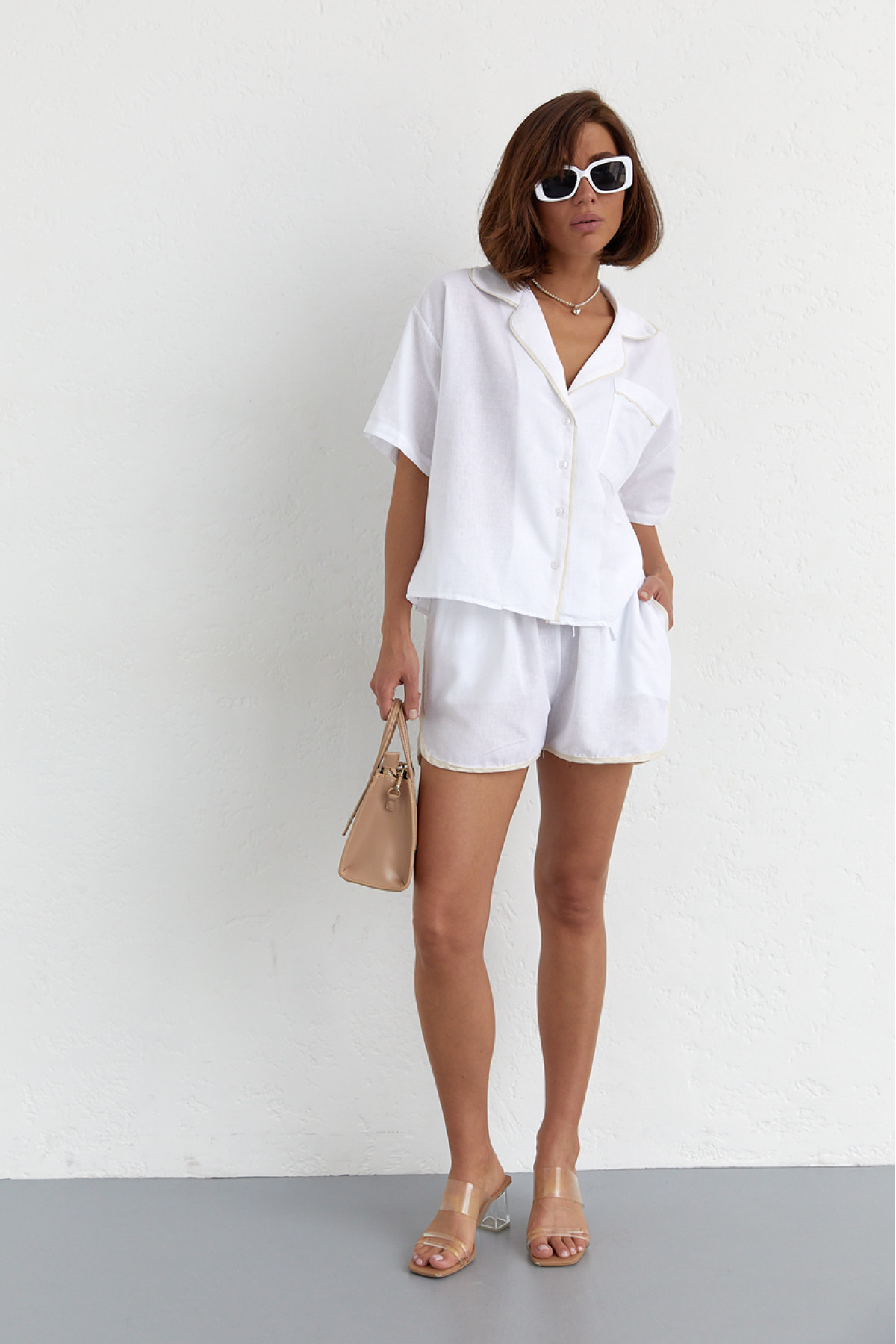 Літній костюм із шортами на зав'язках та сорочкою  молочний колір