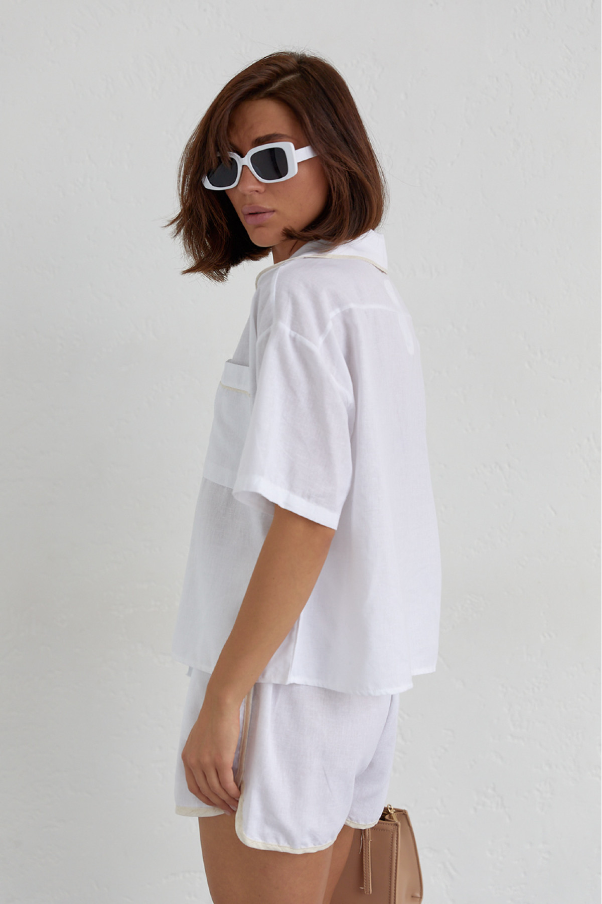 Літній костюм із шортами на зав'язках та сорочкою  молочний колір