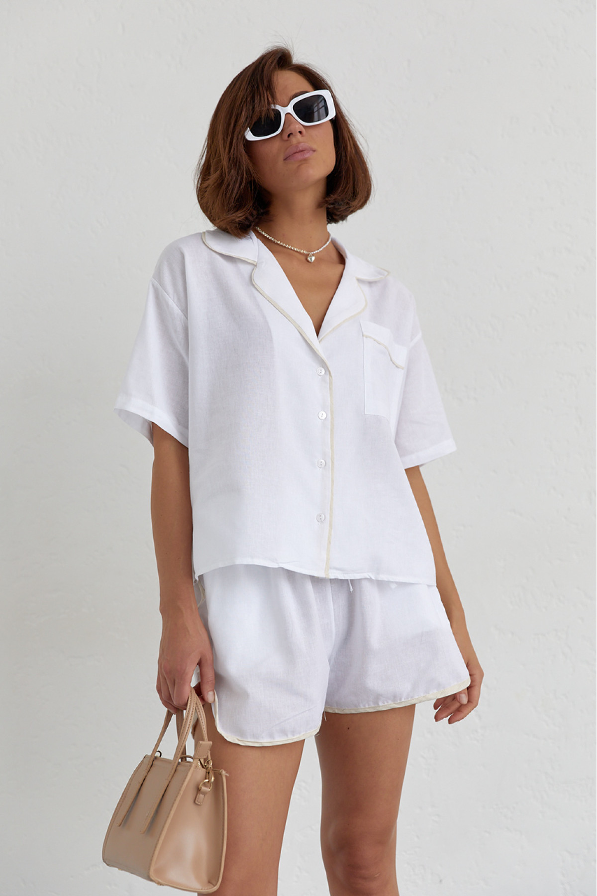 Літній костюм із шортами на зав'язках та сорочкою  молочний колір