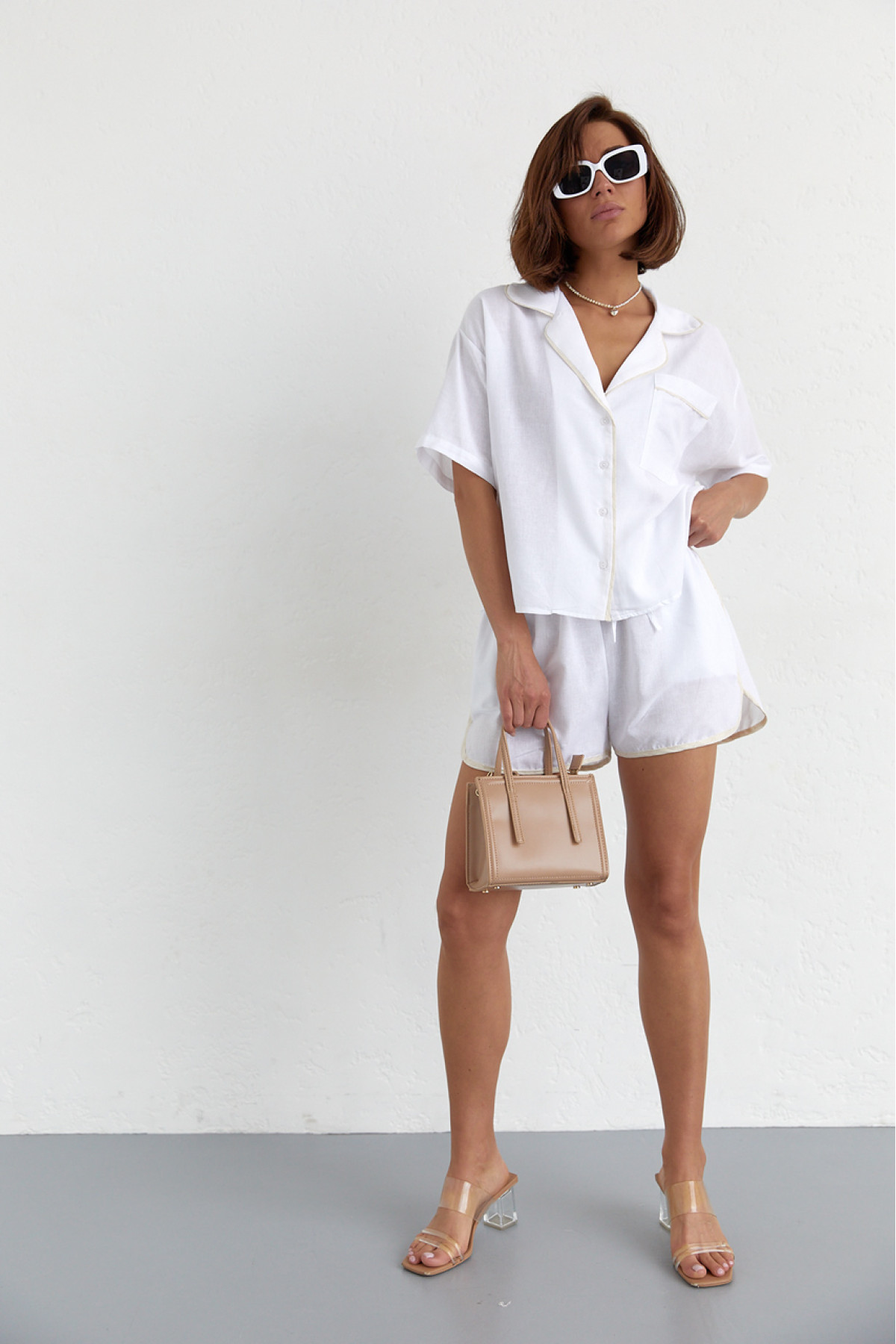 Літній костюм із шортами на зав'язках та сорочкою  молочний колір