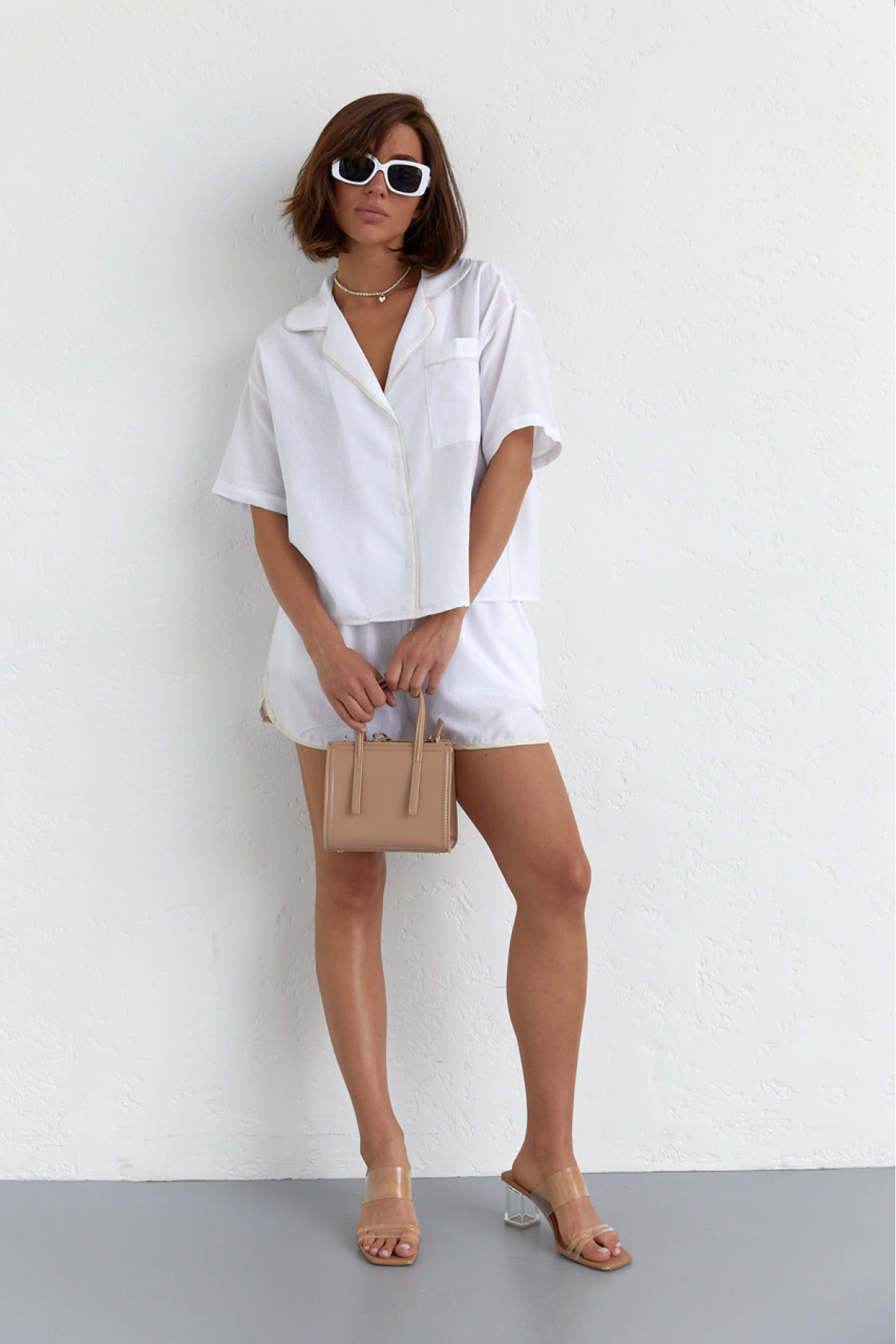 Літній костюм із шортами на зав'язках та сорочкою  молочний колір