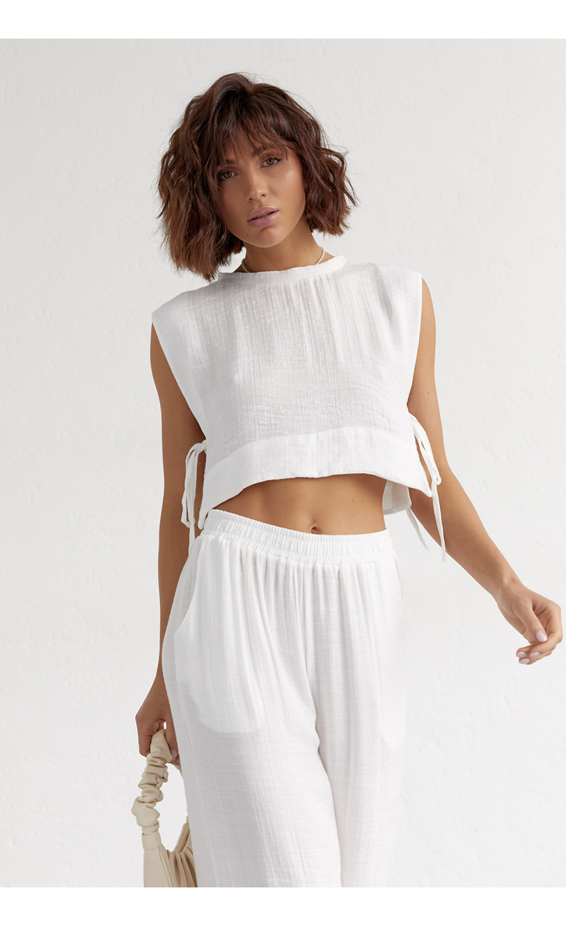 Літній жіночий костюм із брюками та топом із зав'язками  білий колір