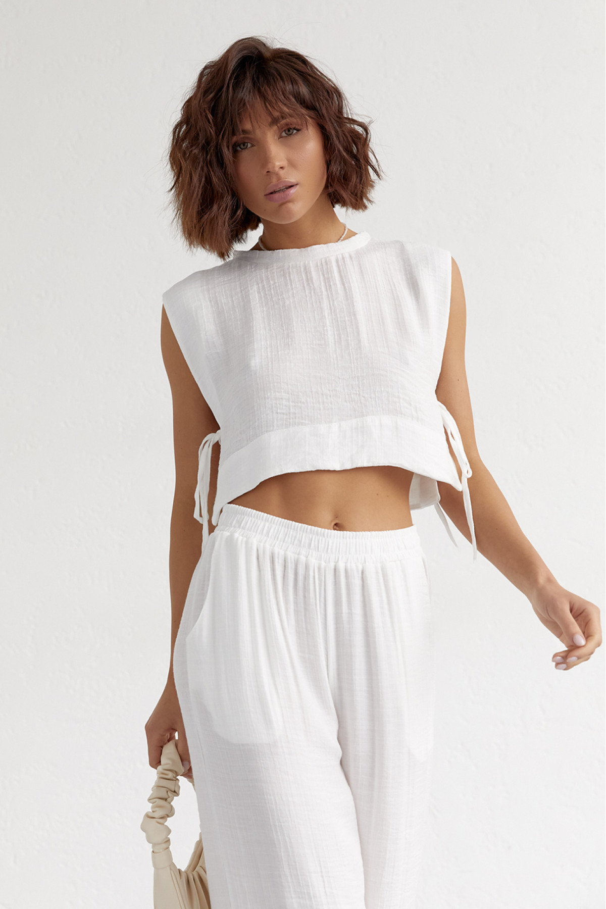 Літній жіночий костюм із брюками та топом із зав'язками  білий колір