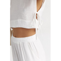 Літній жіночий костюм із брюками та топом із зав'язками  білий колір