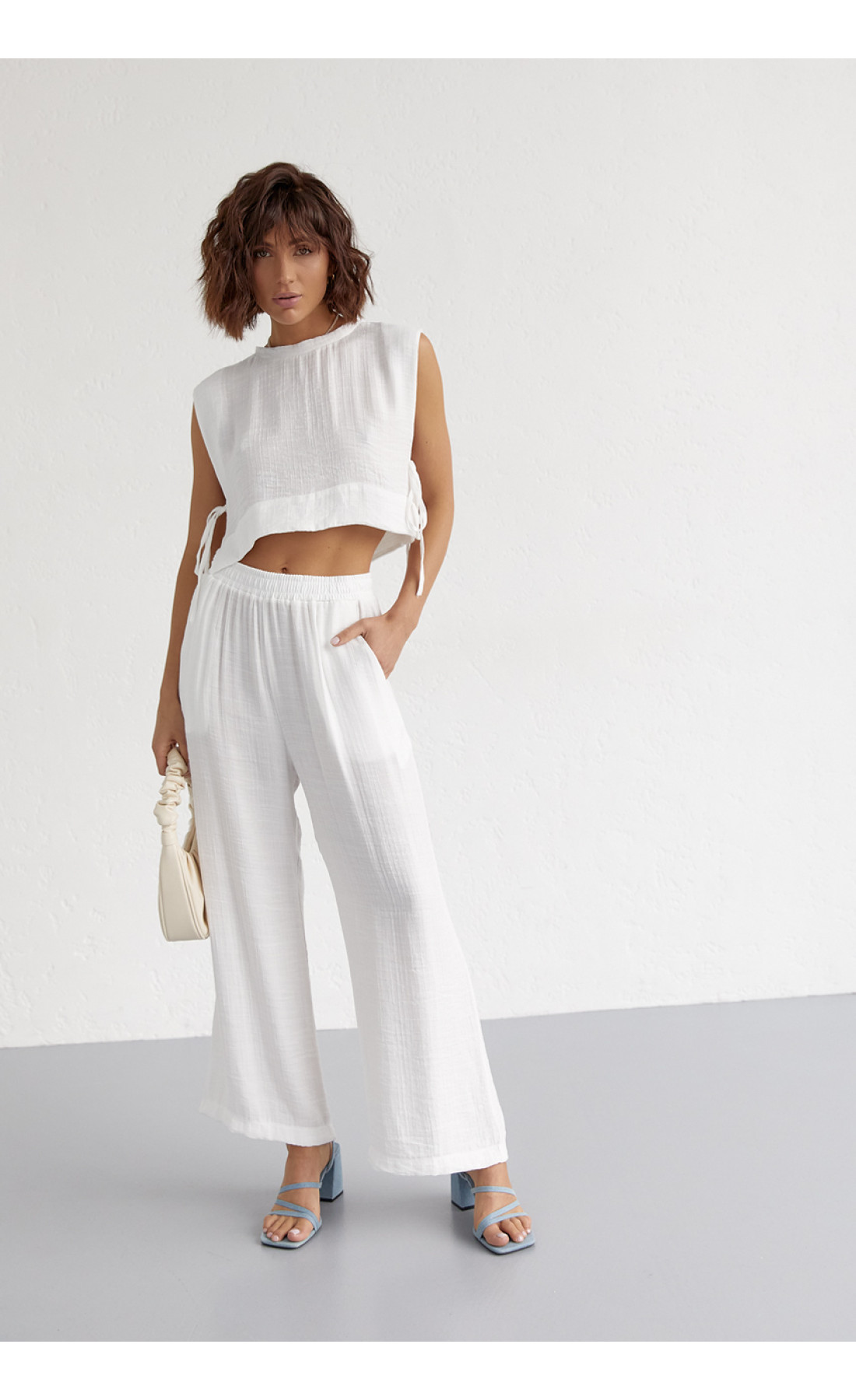 Літній жіночий костюм із брюками та топом із зав'язками  білий колір
