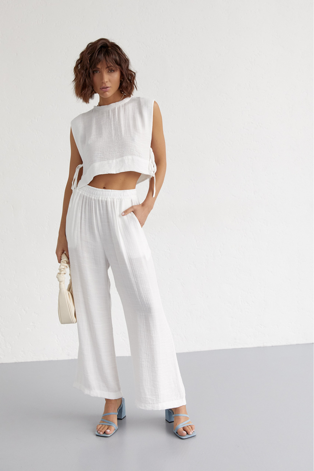 Літній жіночий костюм із брюками та топом із зав'язками  білий колір