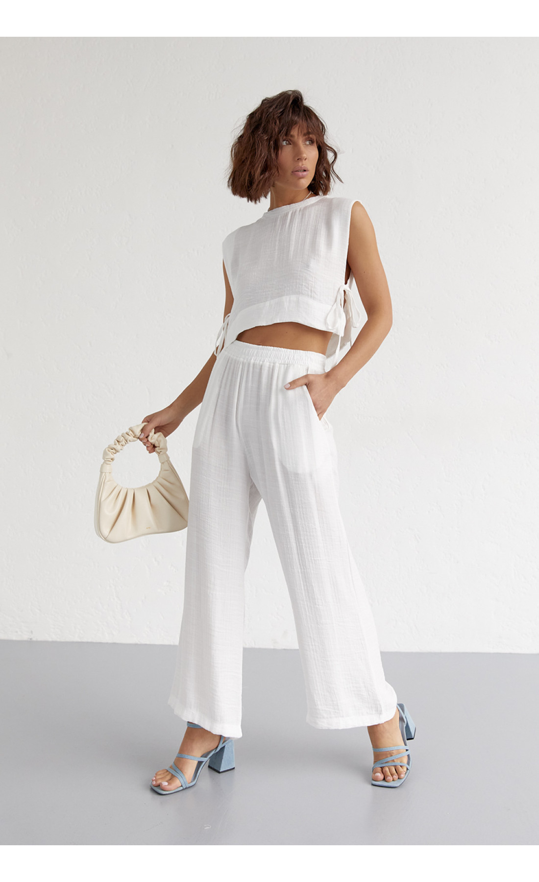 Літній жіночий костюм із брюками та топом із зав'язками  білий колір