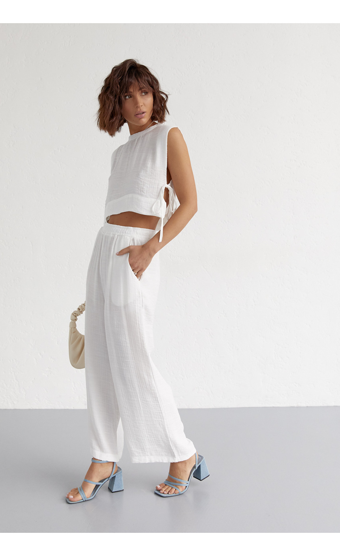 Літній жіночий костюм із брюками та топом із зав'язками  білий колір