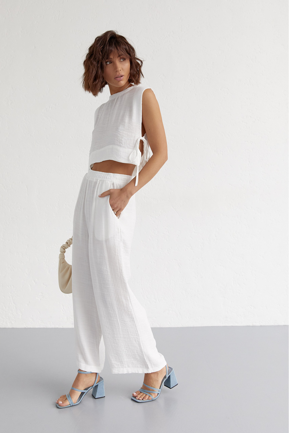 Літній жіночий костюм із брюками та топом із зав'язками  білий колір