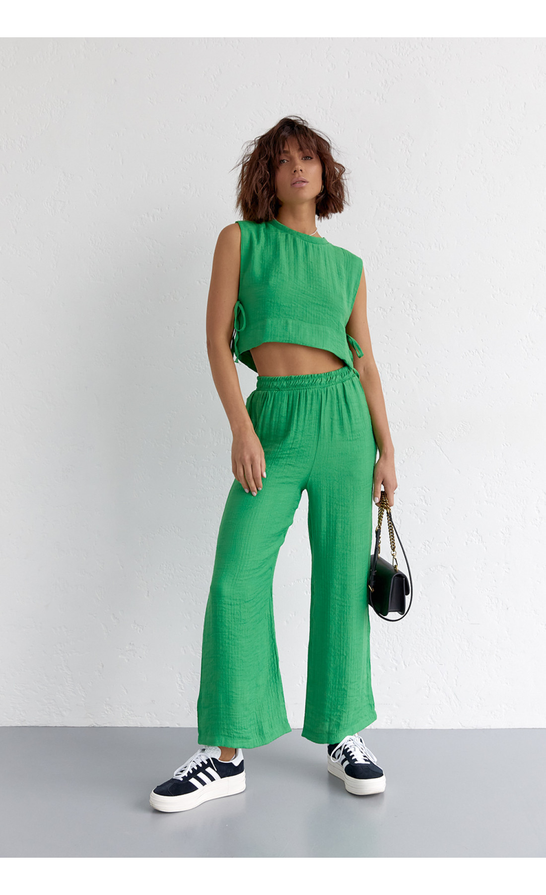 Літній жіночий костюм із брюками та топом із зав'язками  зелений колір