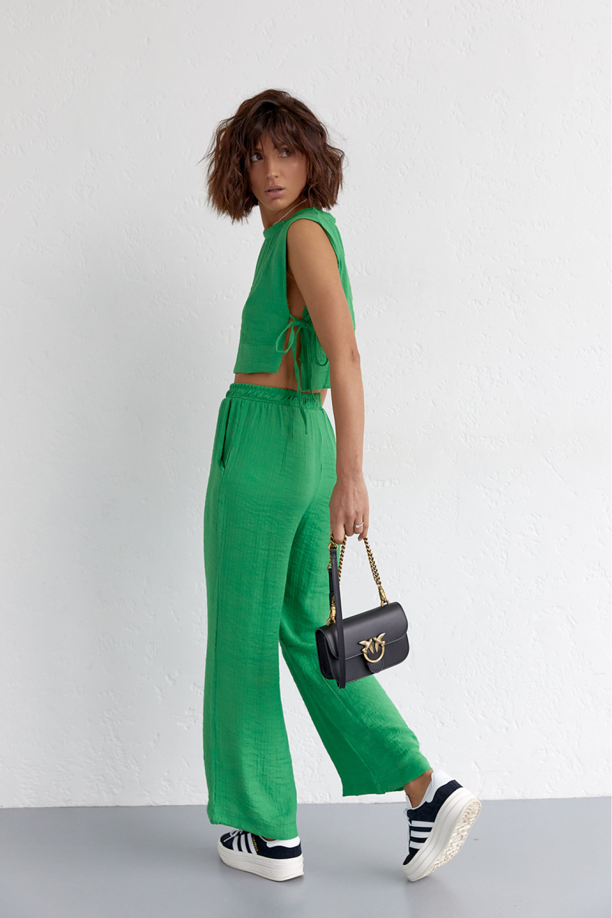 Літній жіночий костюм із брюками та топом із зав'язками  зелений колір