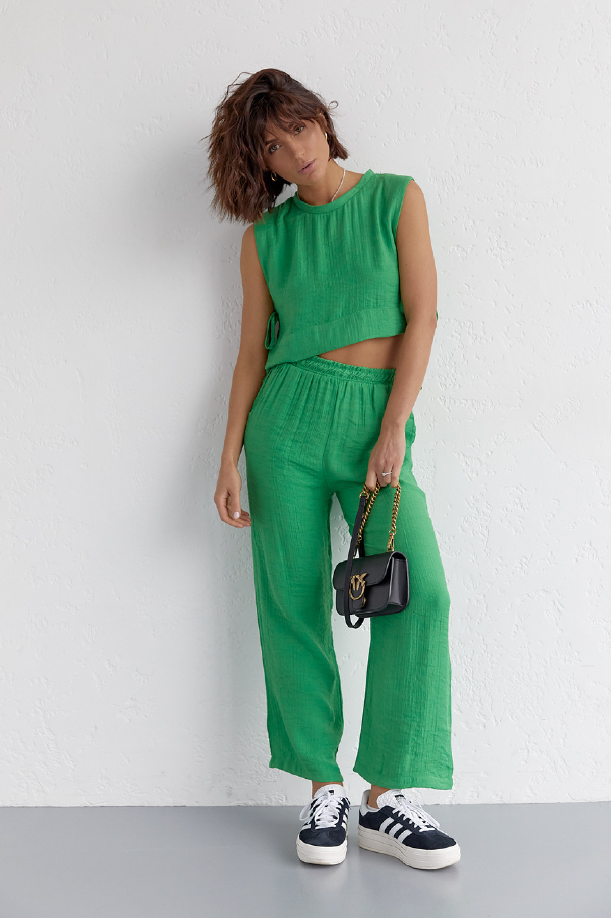 Літній жіночий костюм із брюками та топом із зав'язками  зелений колір