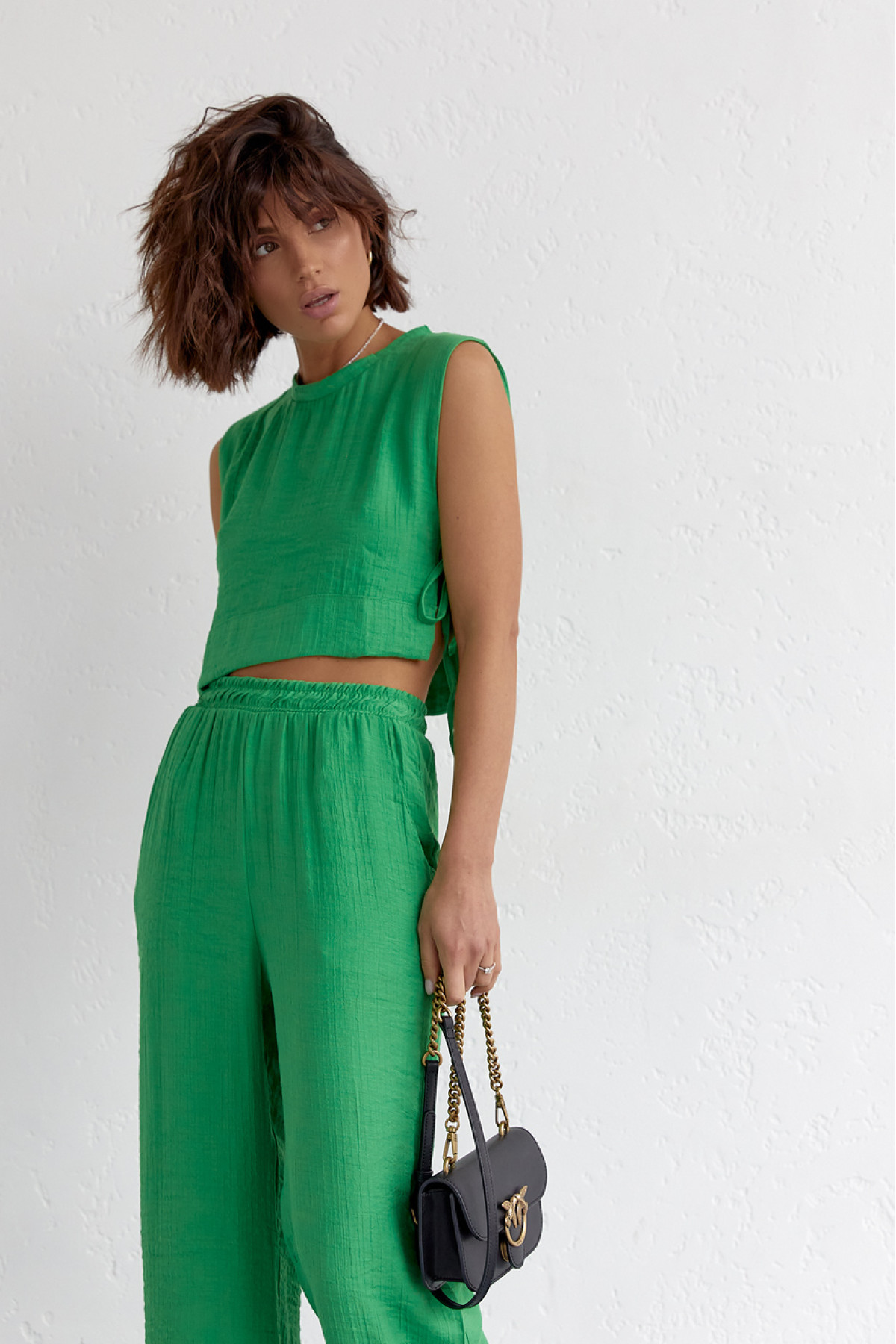 Літній жіночий костюм із брюками та топом із зав'язками  зелений колір