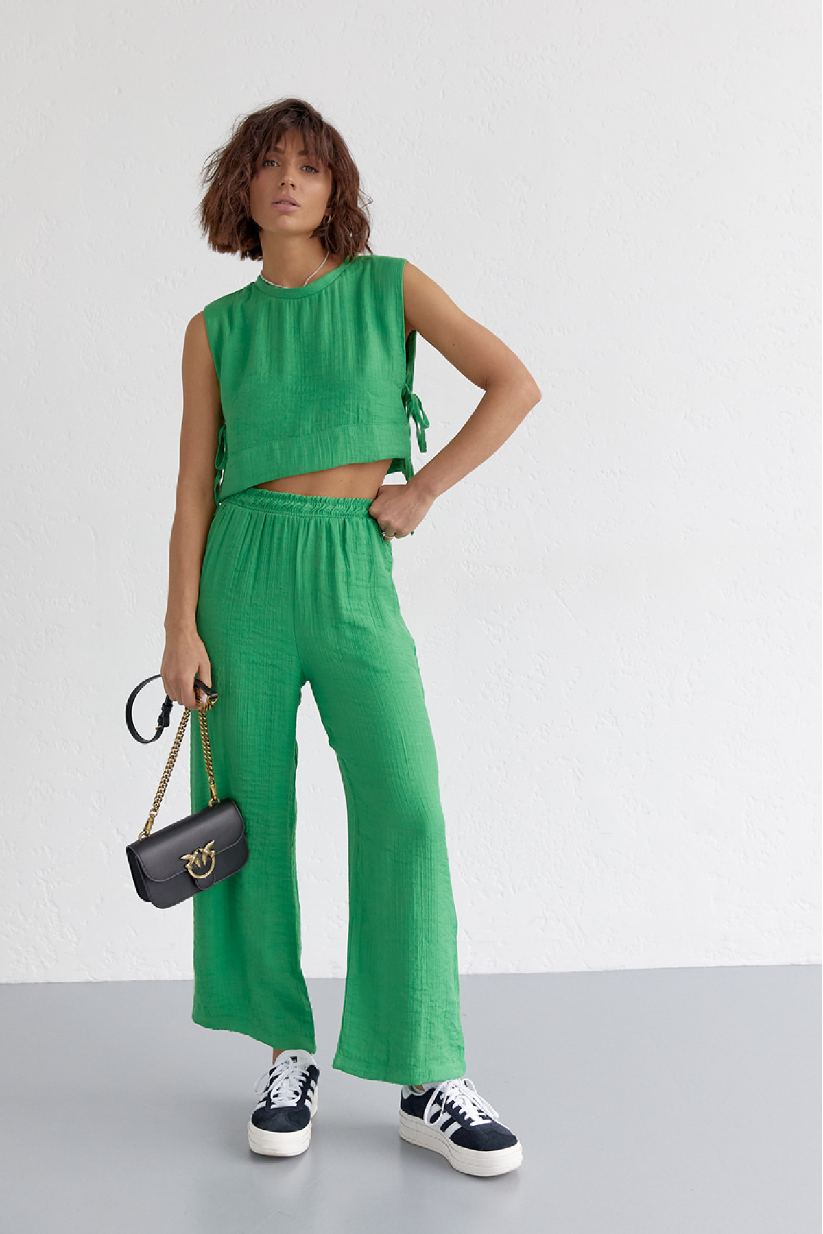 Літній жіночий костюм із брюками та топом із зав'язками  зелений колір