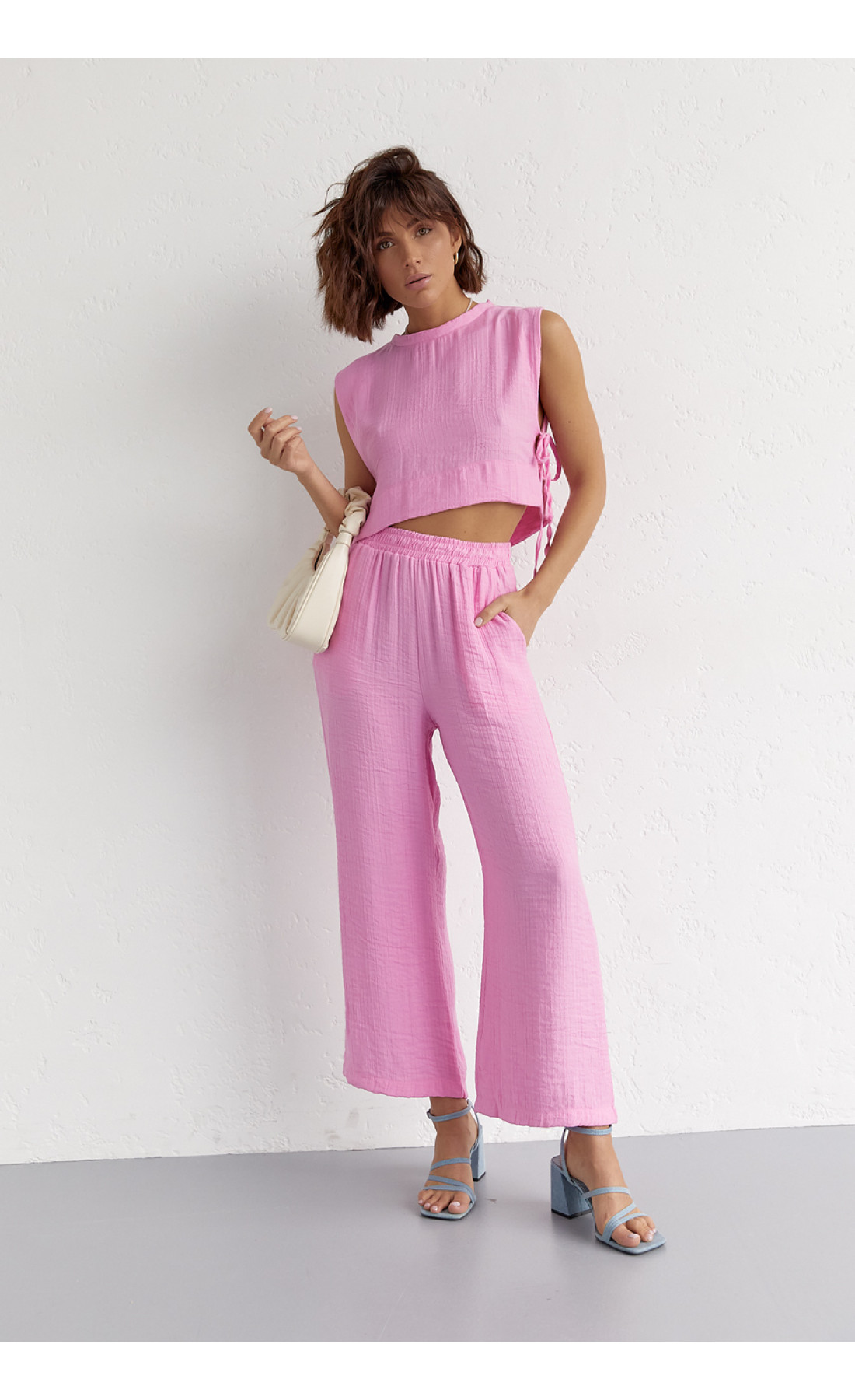Літній жіночий костюм із брюками та топом із зав'язками  рожевий колір