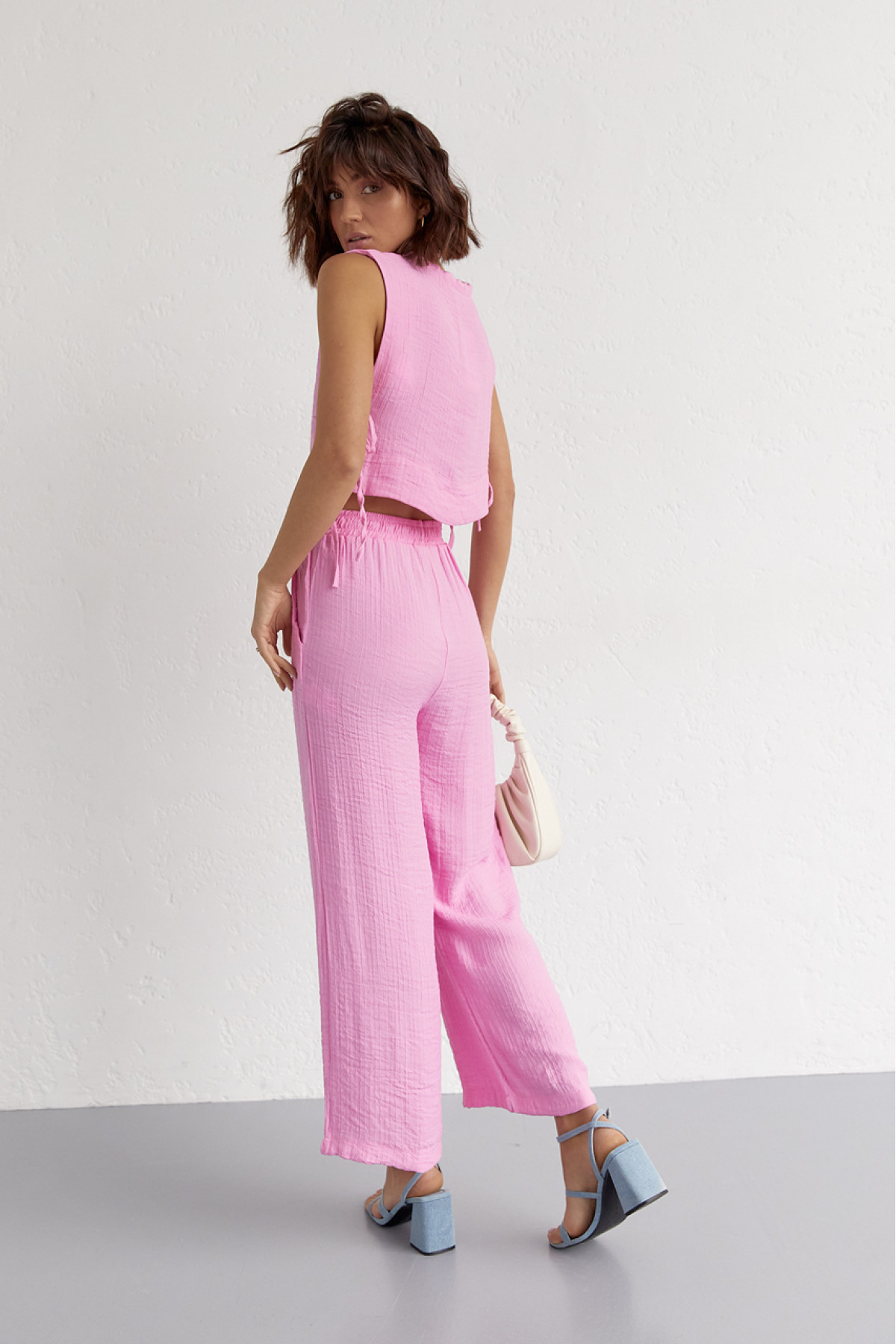 Літній жіночий костюм із брюками та топом із зав'язками  рожевий колір