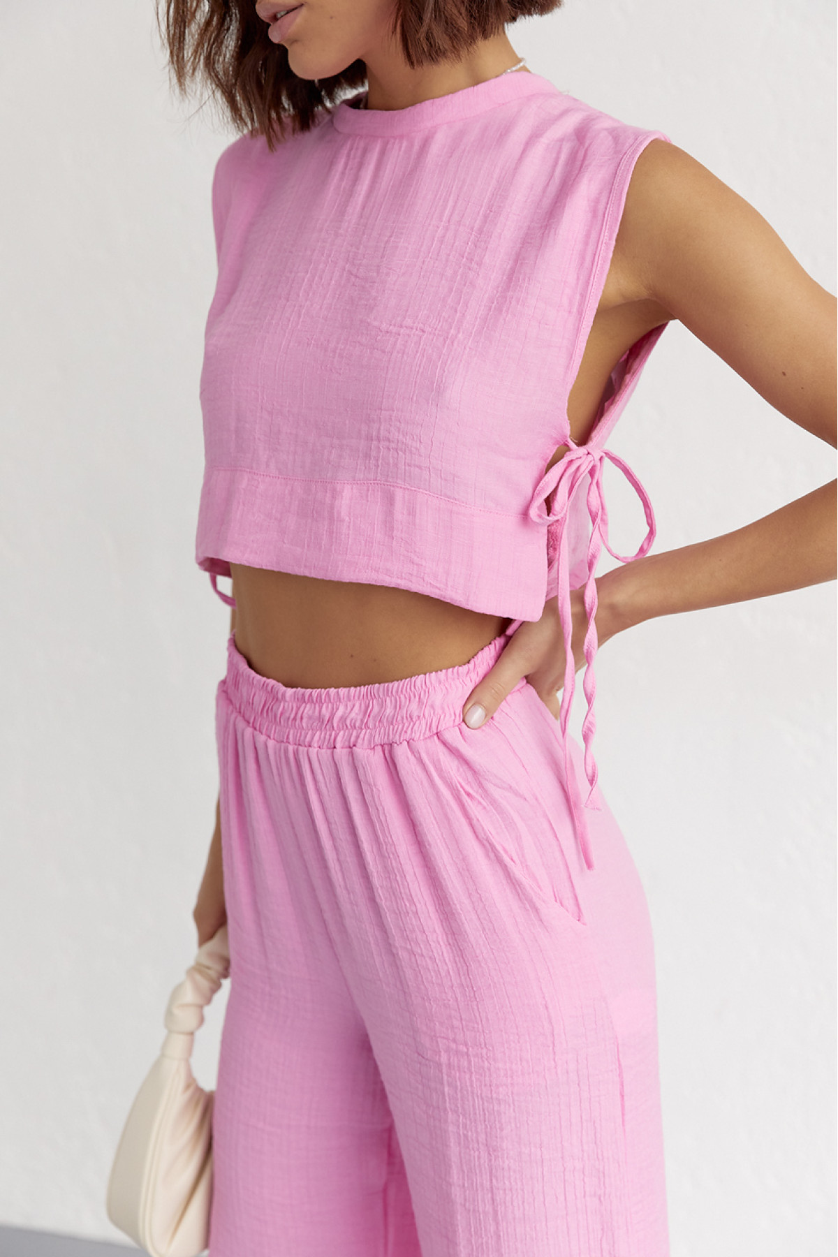 Літній жіночий костюм із брюками та топом із зав'язками  рожевий колір