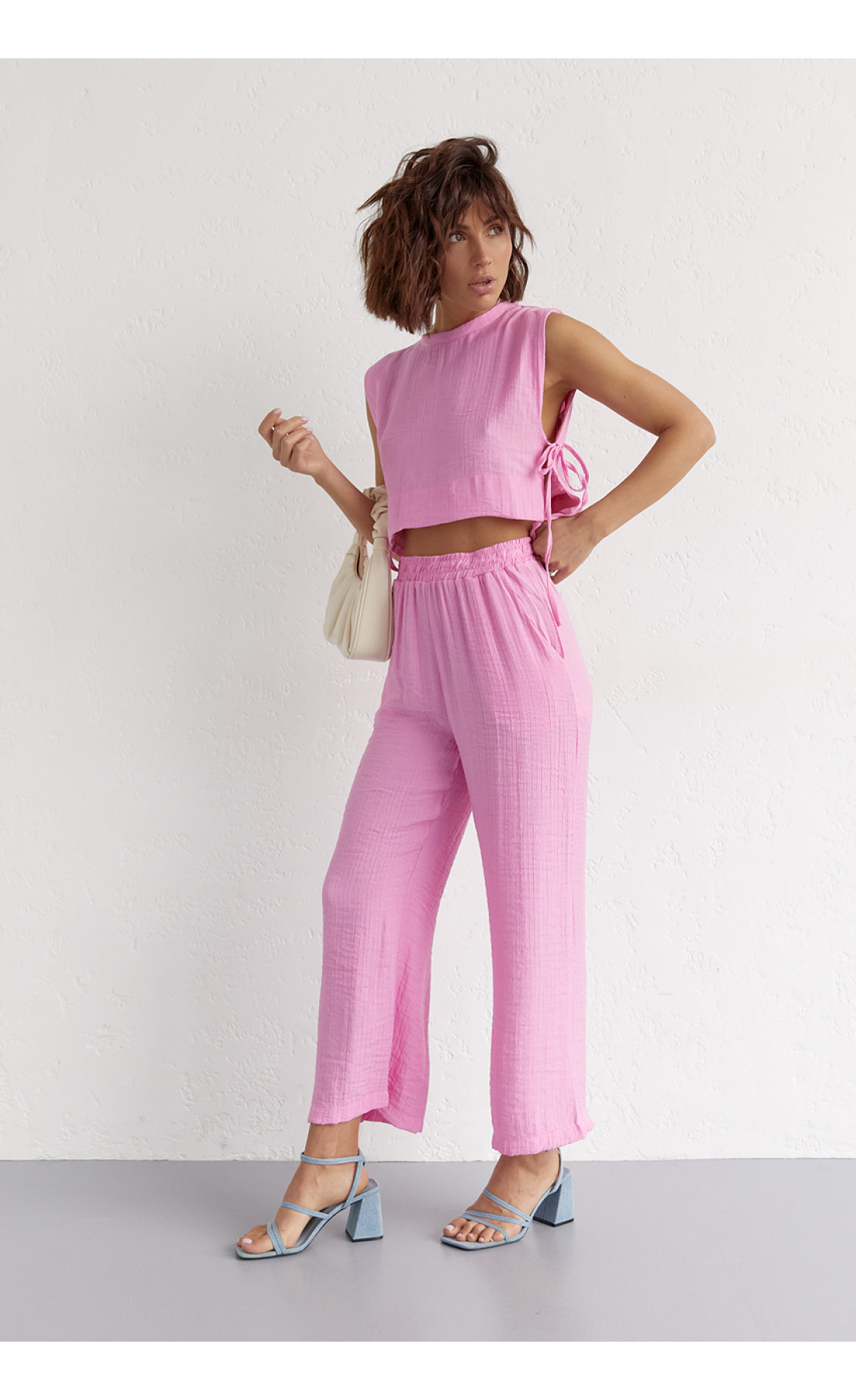 Літній жіночий костюм із брюками та топом із зав'язками  рожевий колір