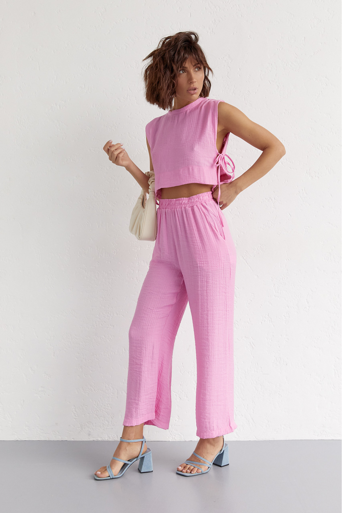 Літній жіночий костюм із брюками та топом із зав'язками  рожевий колір