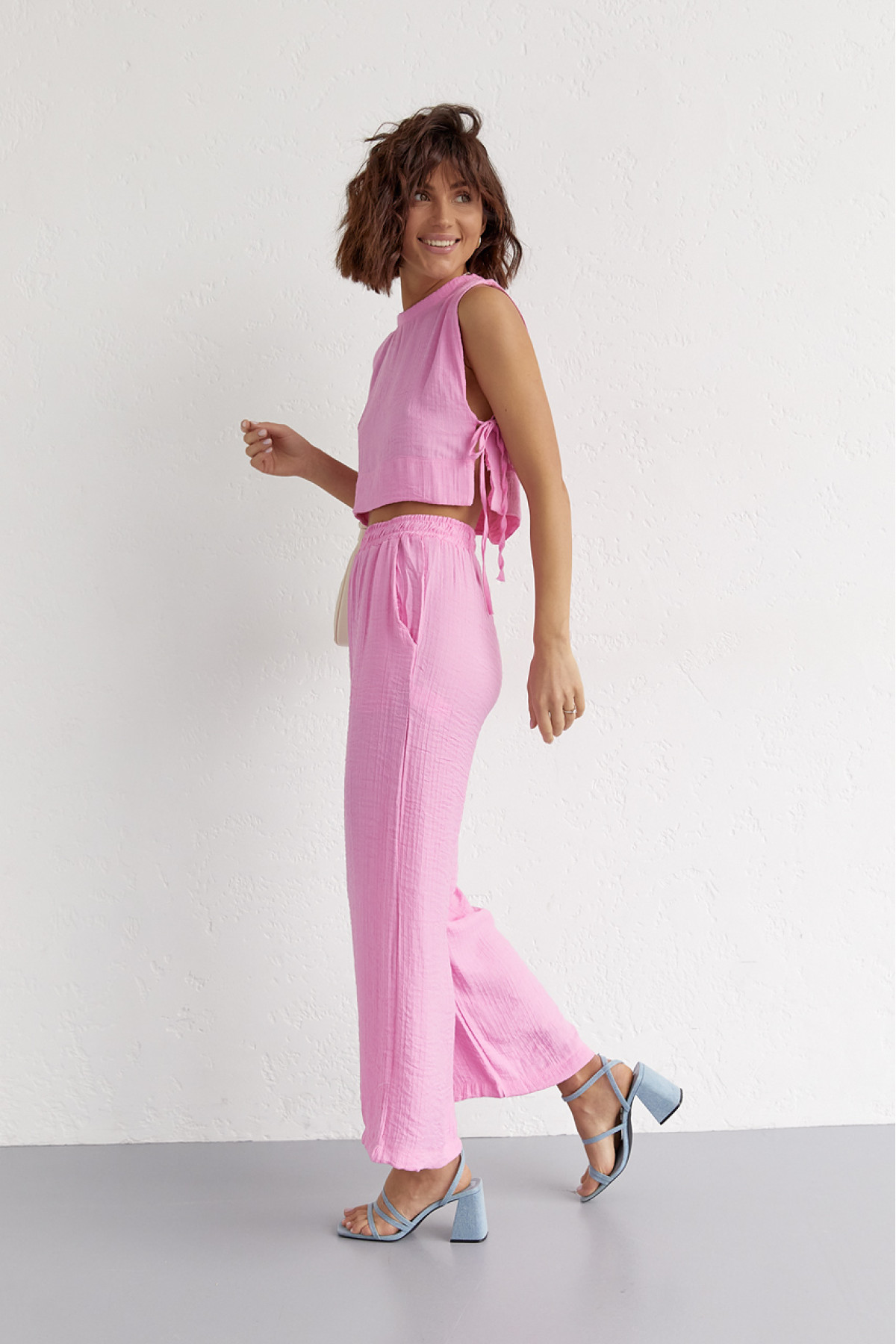 Літній жіночий костюм із брюками та топом із зав'язками  рожевий колір