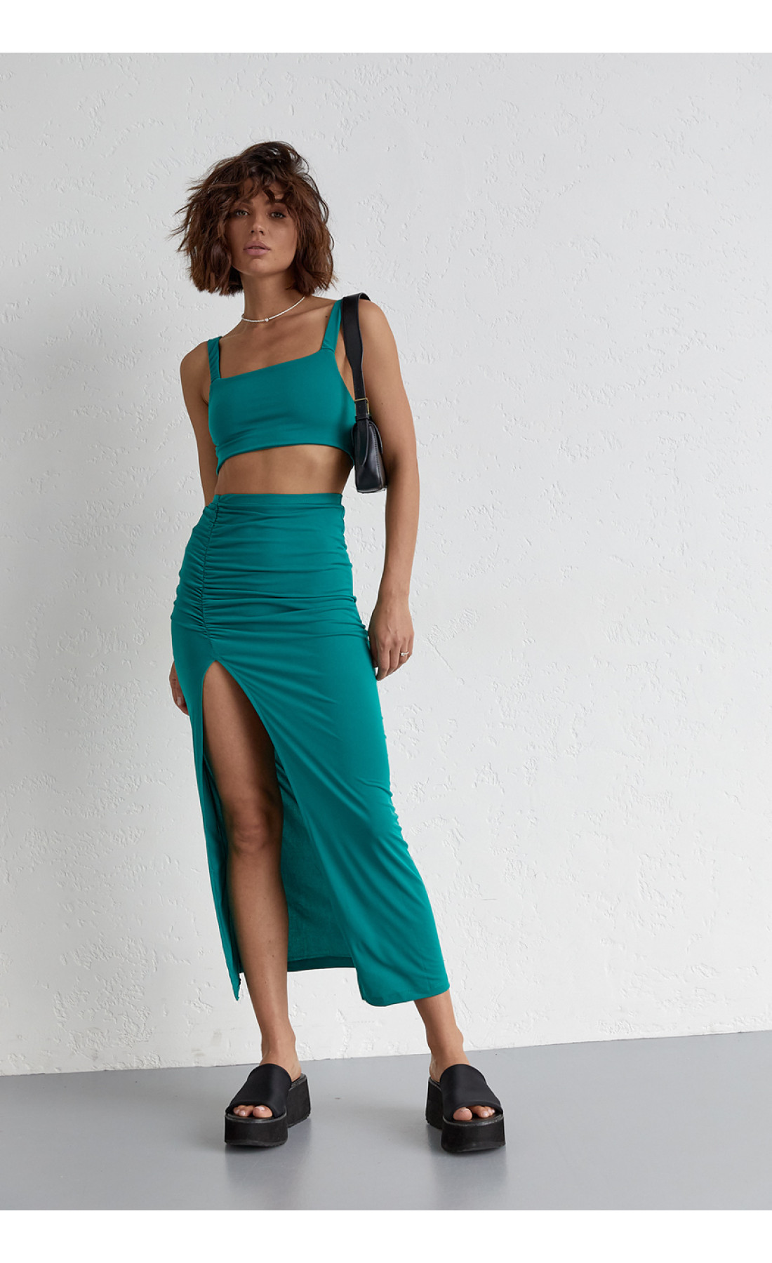 Літній жіночий костюм зі спідницею та топом  зелений колір