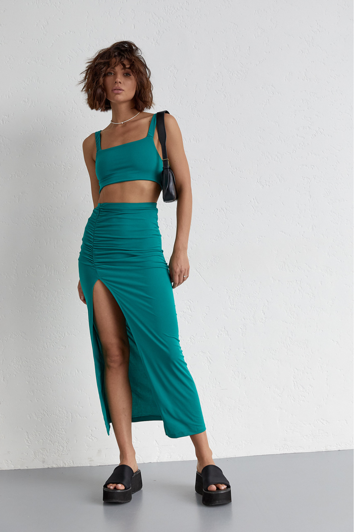 Літній жіночий костюм зі спідницею та топом  зелений колір