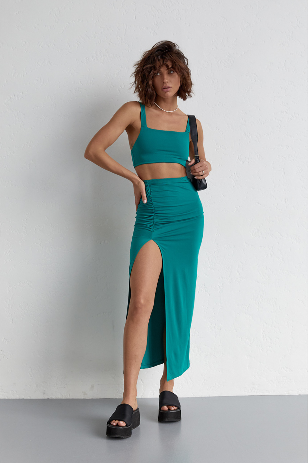 Літній жіночий костюм зі спідницею та топом  зелений колір