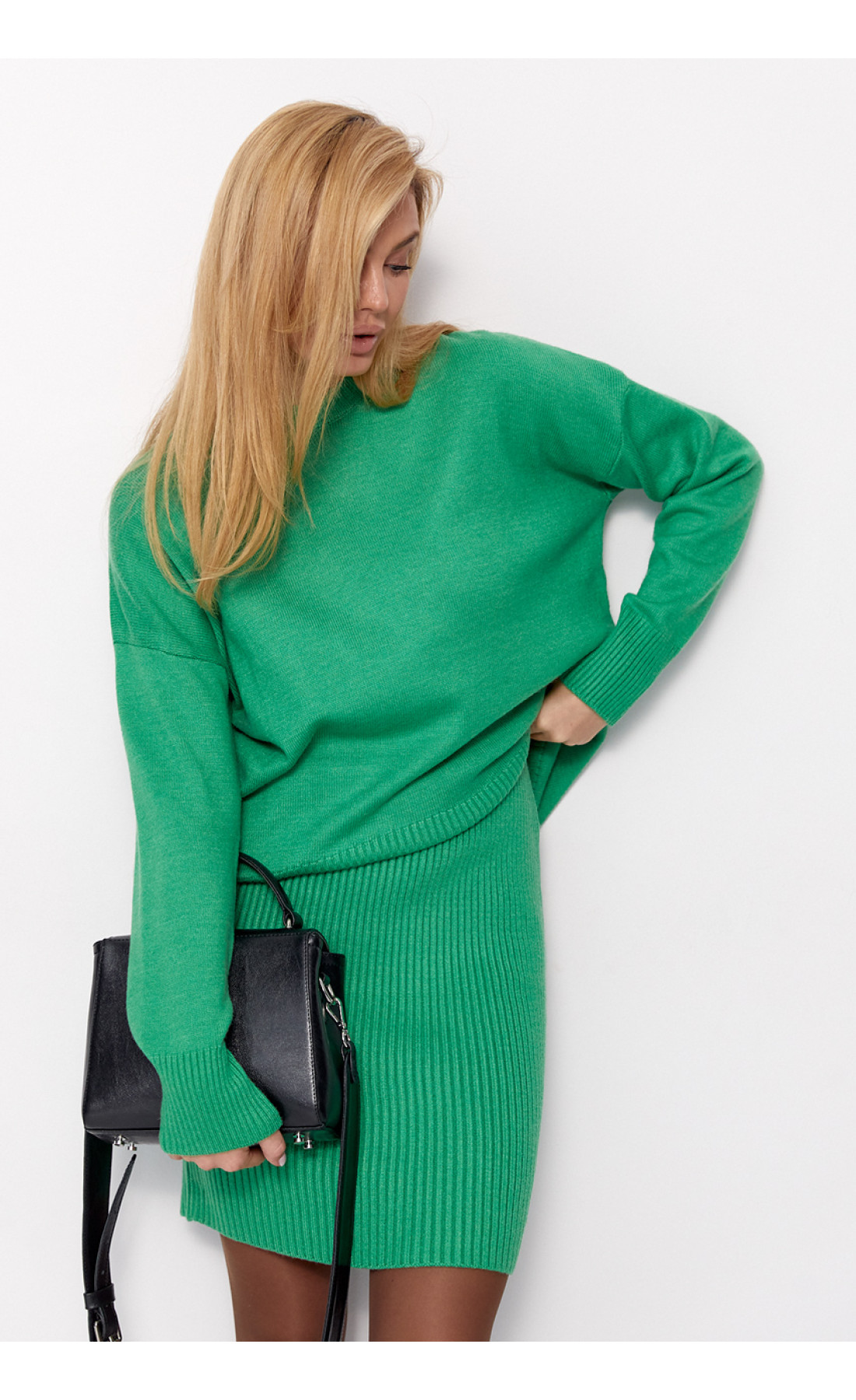 В'язаний костюм зі спідницеюолівцем та джемпером  зелений колір