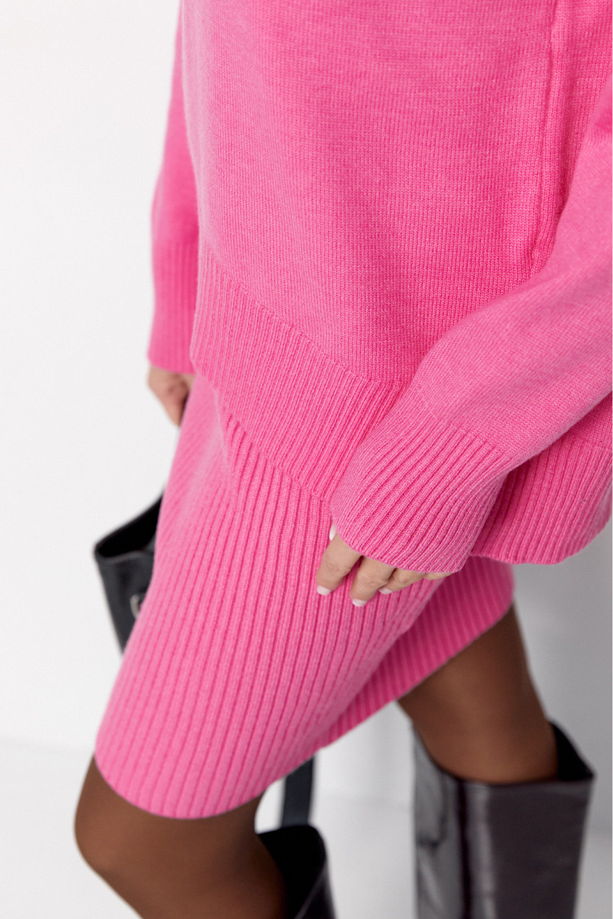 В'язаний костюм зі спідницеюолівцем та джемпером  рожевий колір