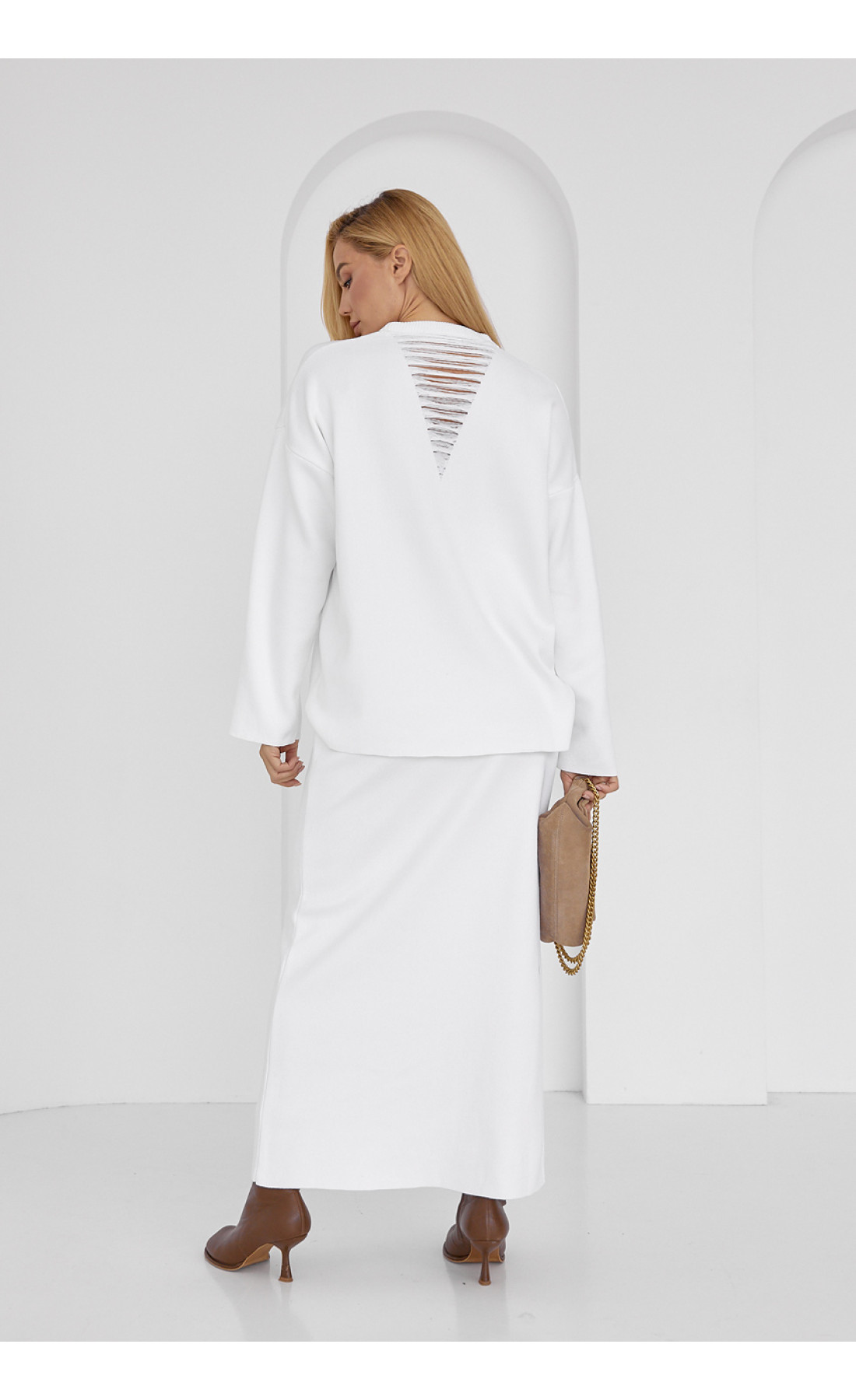 Жіночий спідничний костюм з оригінальним декором  молочний колір