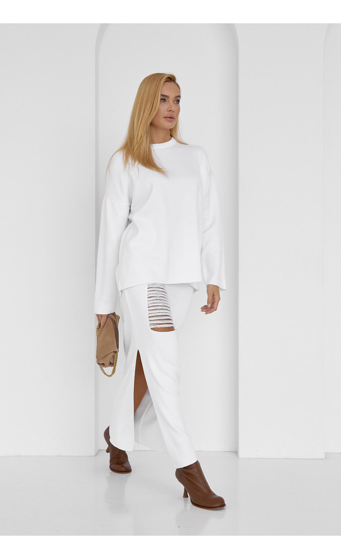 Жіночий спідничний костюм з оригінальним декором  молочний колір