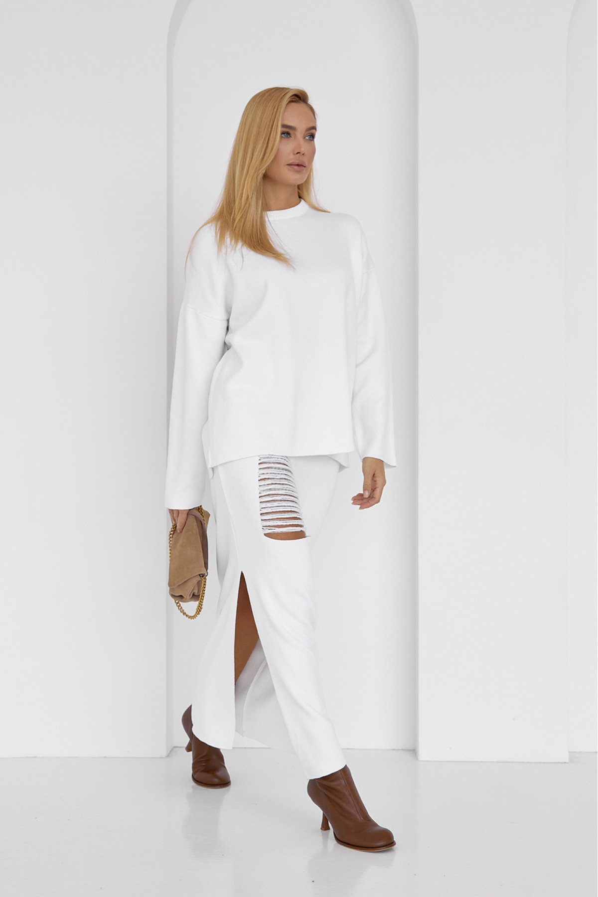 Жіночий спідничний костюм з оригінальним декором  молочний колір