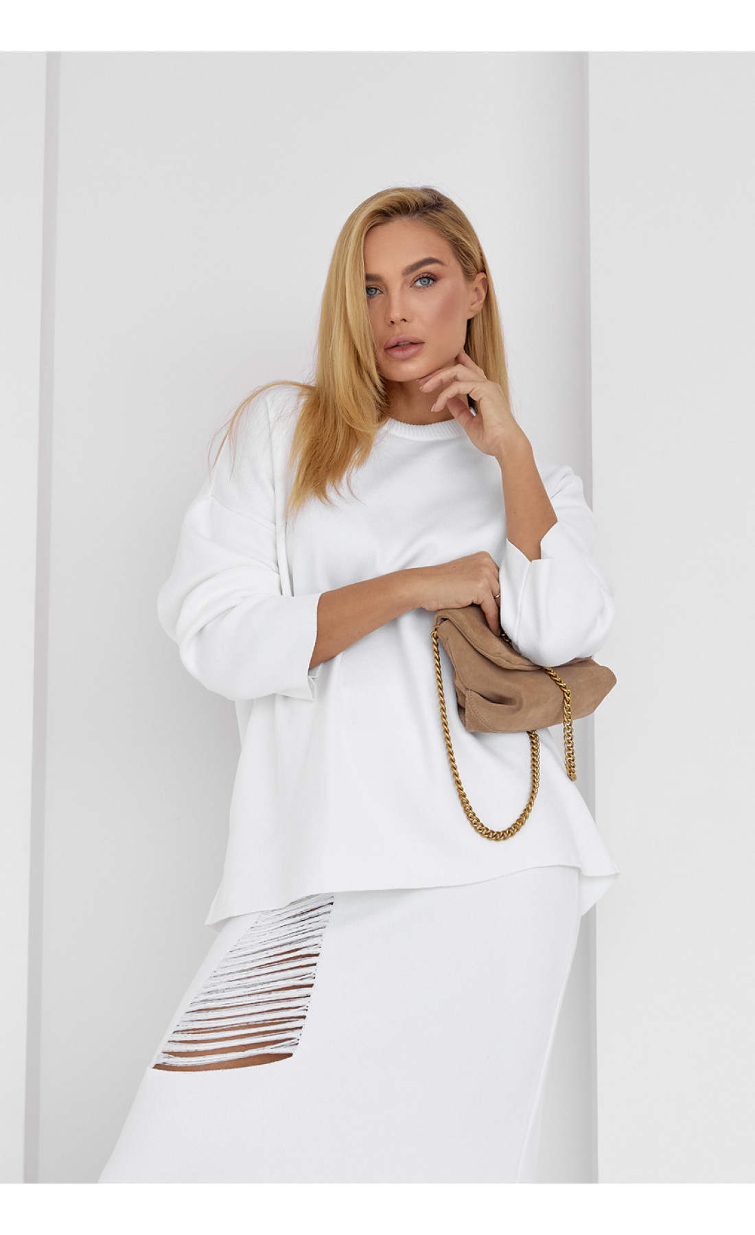 Жіночий спідничний костюм з оригінальним декором  молочний колір