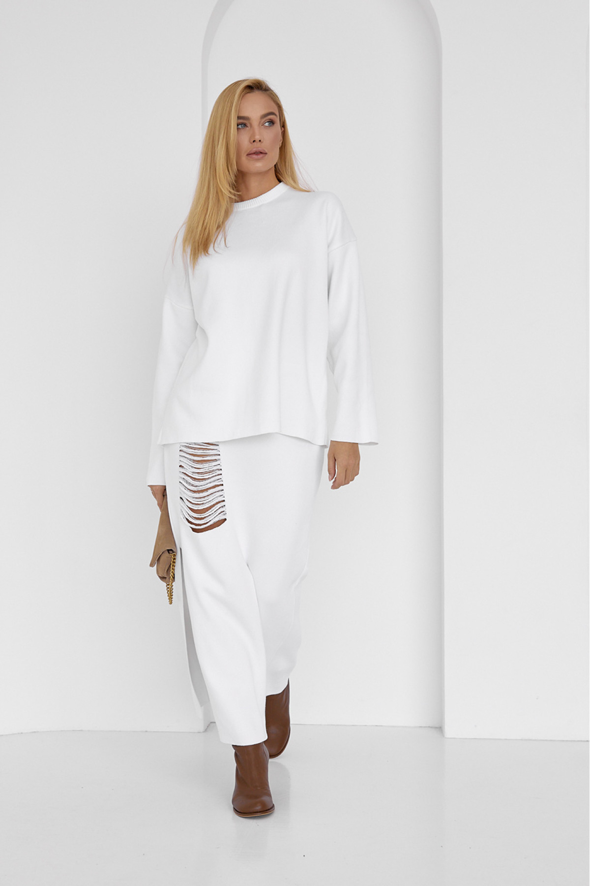 Жіночий спідничний костюм з оригінальним декором  молочний колір