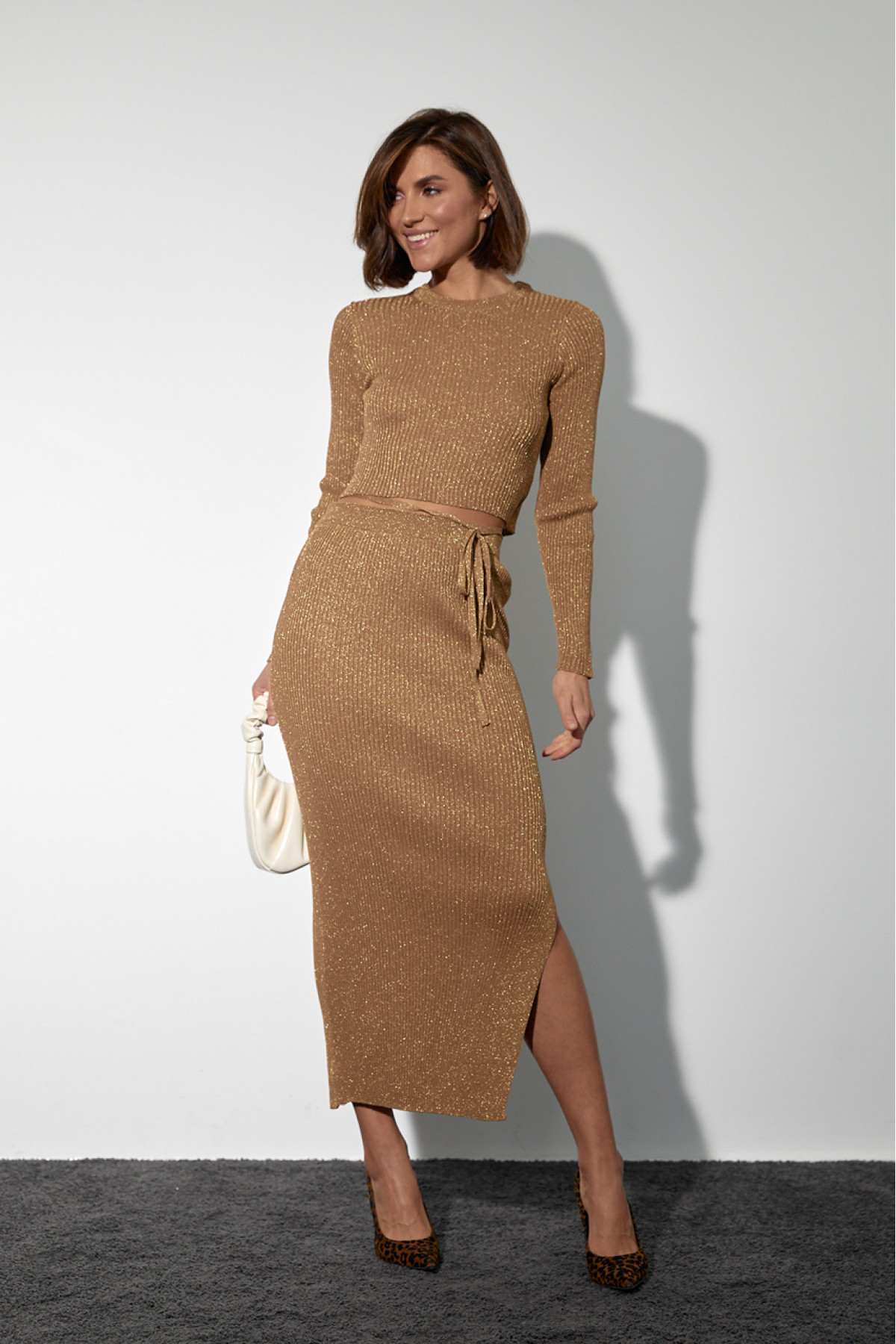 Костюм зі спідницею та вкороченою кофтою на зав'язках  коричневий колір