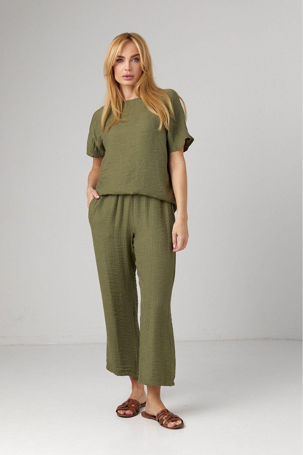 Літній костюм з брюками та футболкою  зелений колір