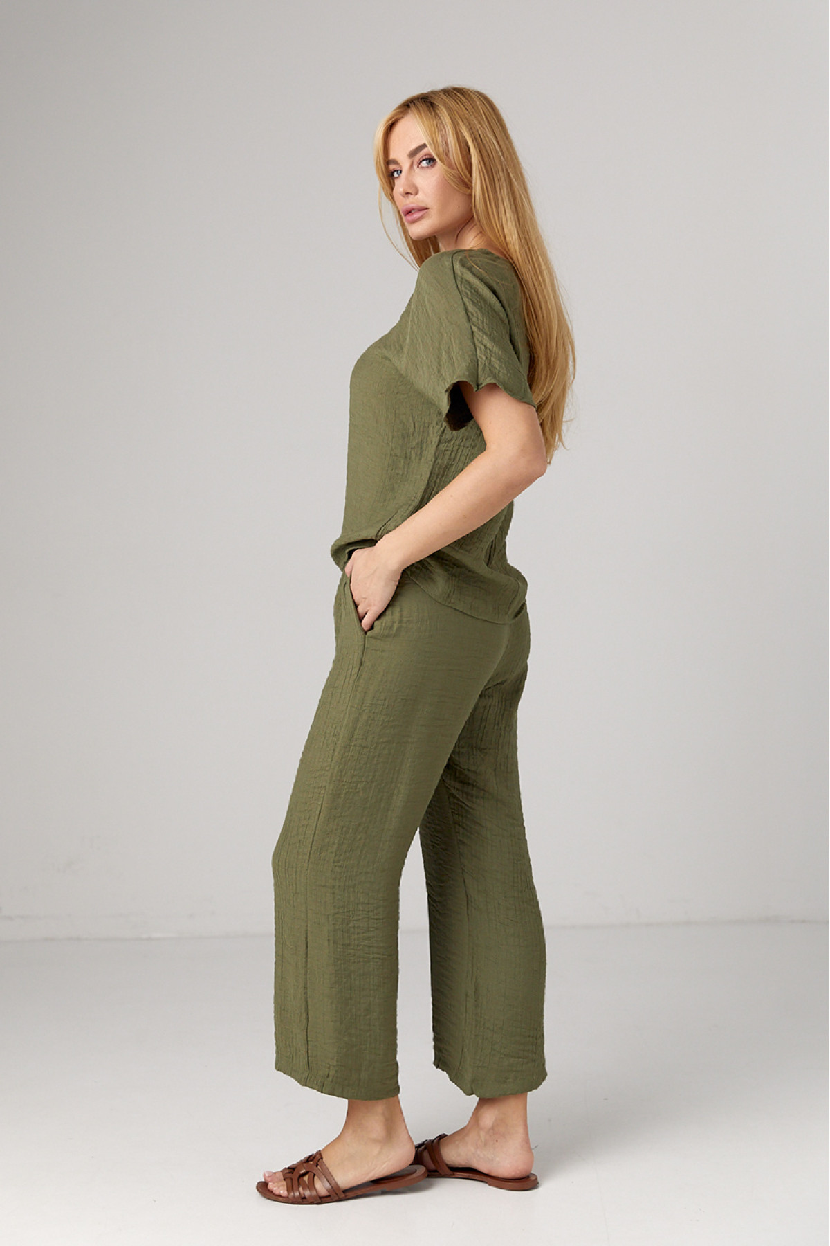 Літній костюм з брюками та футболкою  зелений колір