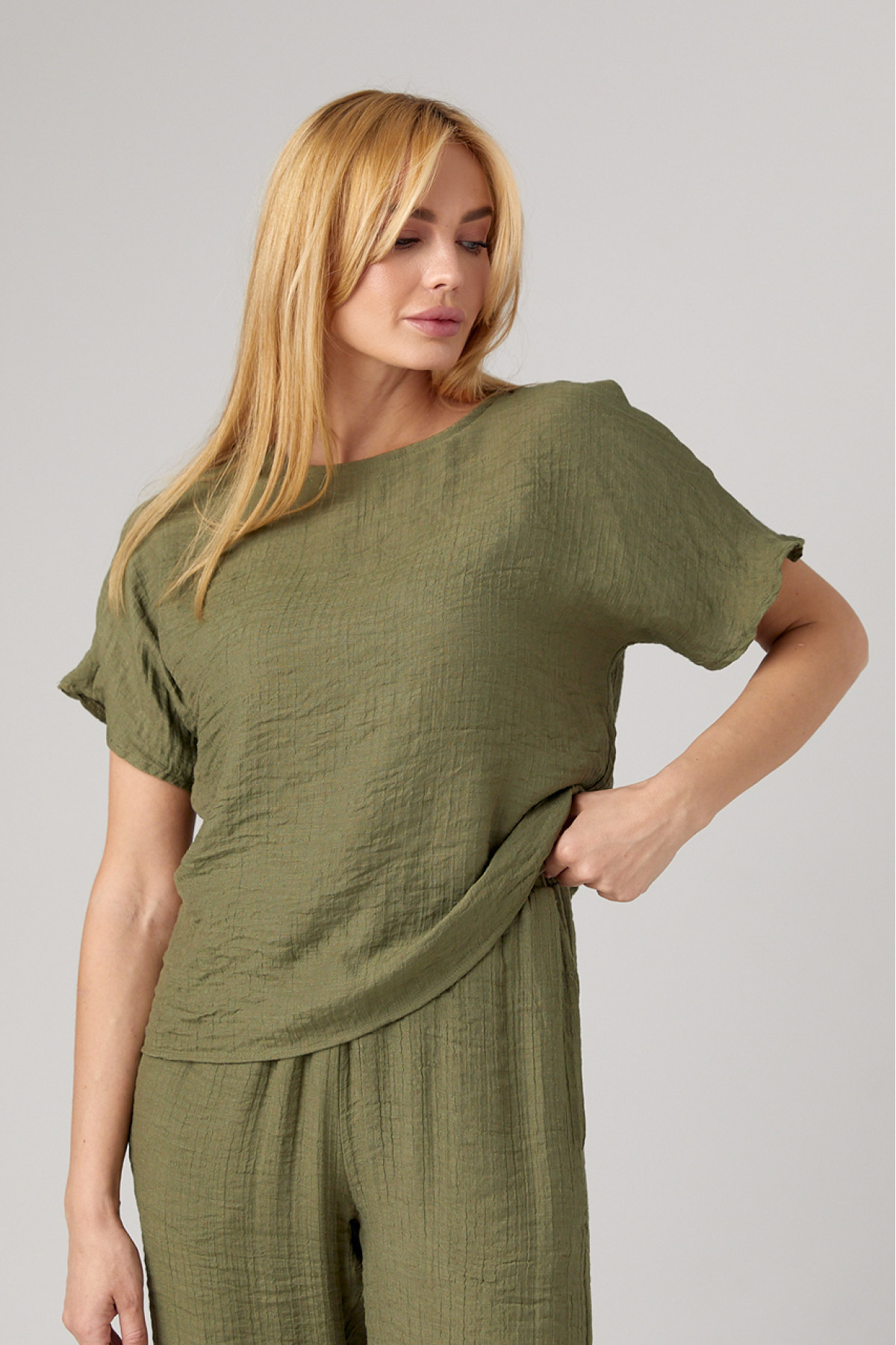 Літній костюм з брюками та футболкою  зелений колір