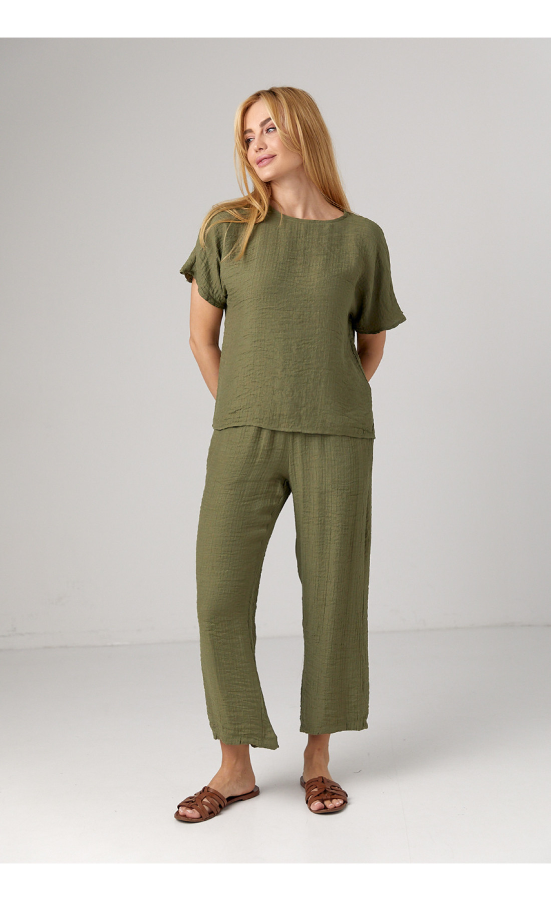 Літній костюм з брюками та футболкою  зелений колір