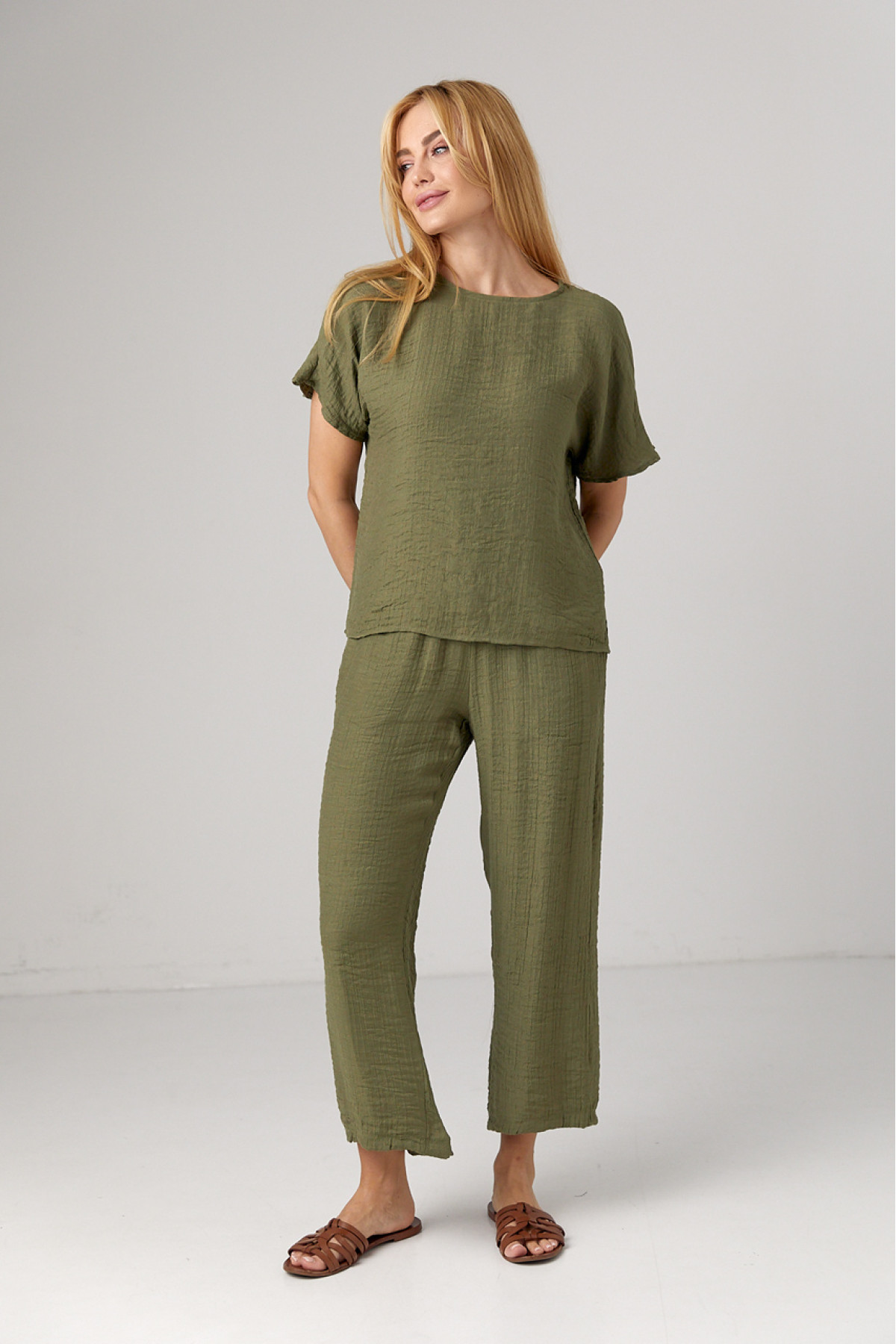 Літній костюм з брюками та футболкою  зелений колір